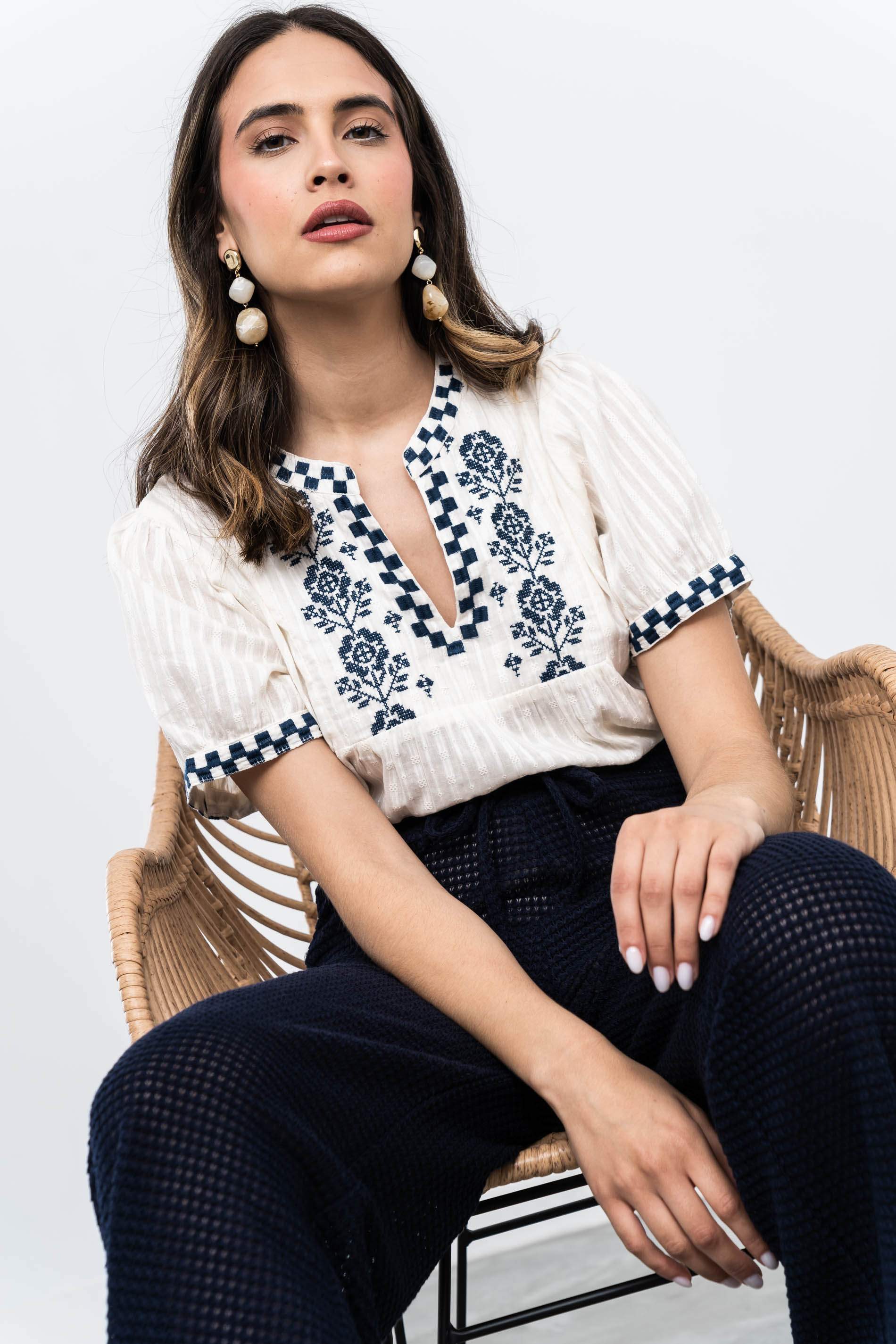 BLUSA BORDADO CONTRASTE