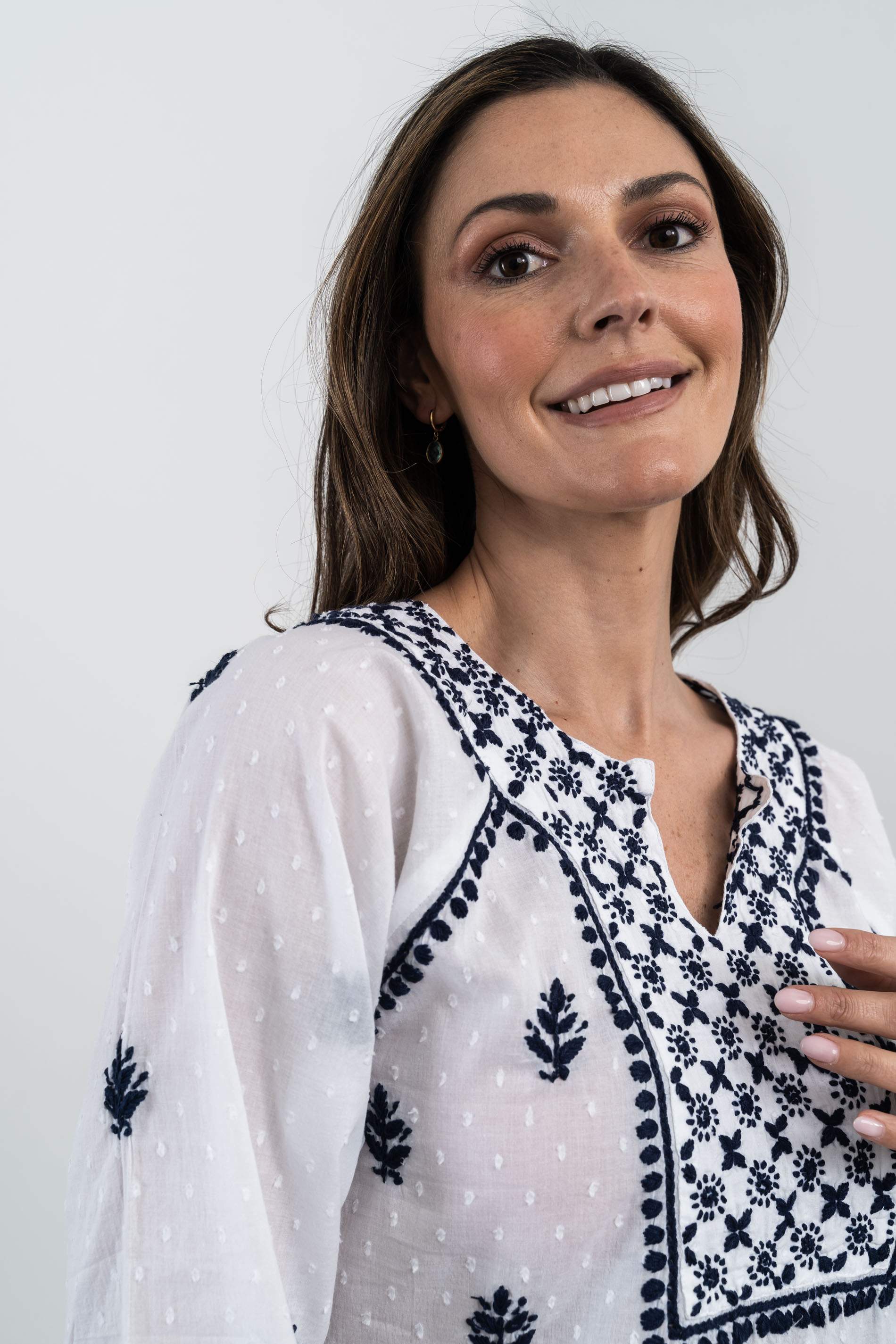 BLUSA BORDADOS CONTRASTE