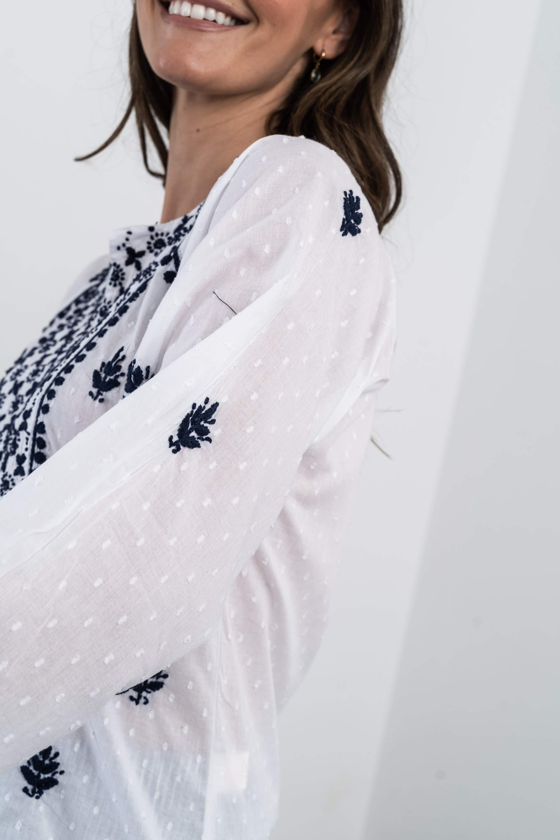 BLUSA BORDADOS CONTRASTE