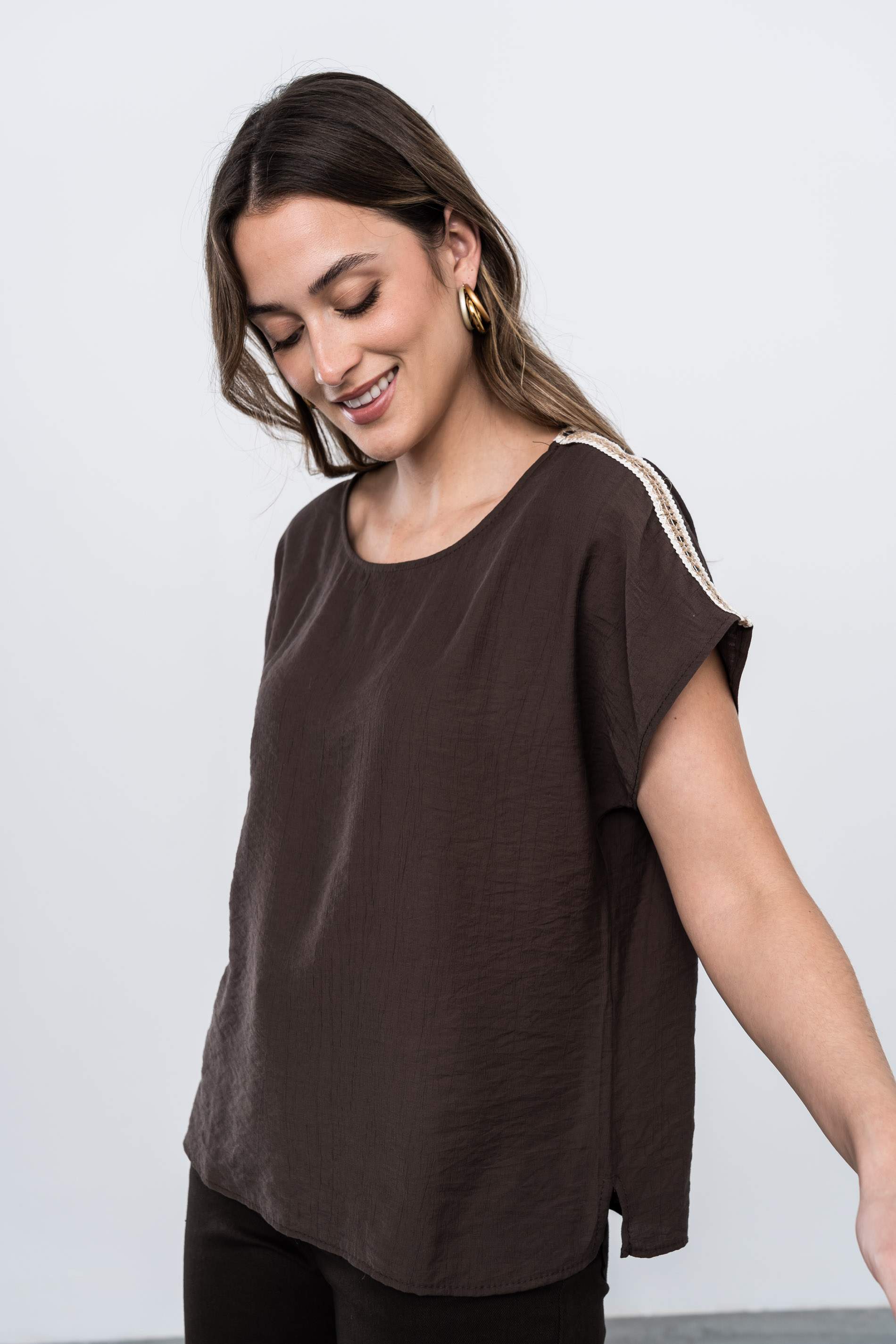 BLUSA DETALLE CUERDA CHOCOLATE