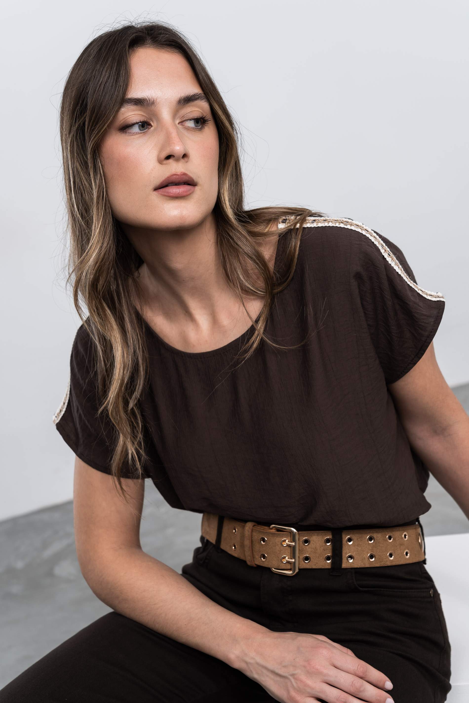 BLUSA DETALLE CUERDA CHOCOLATE