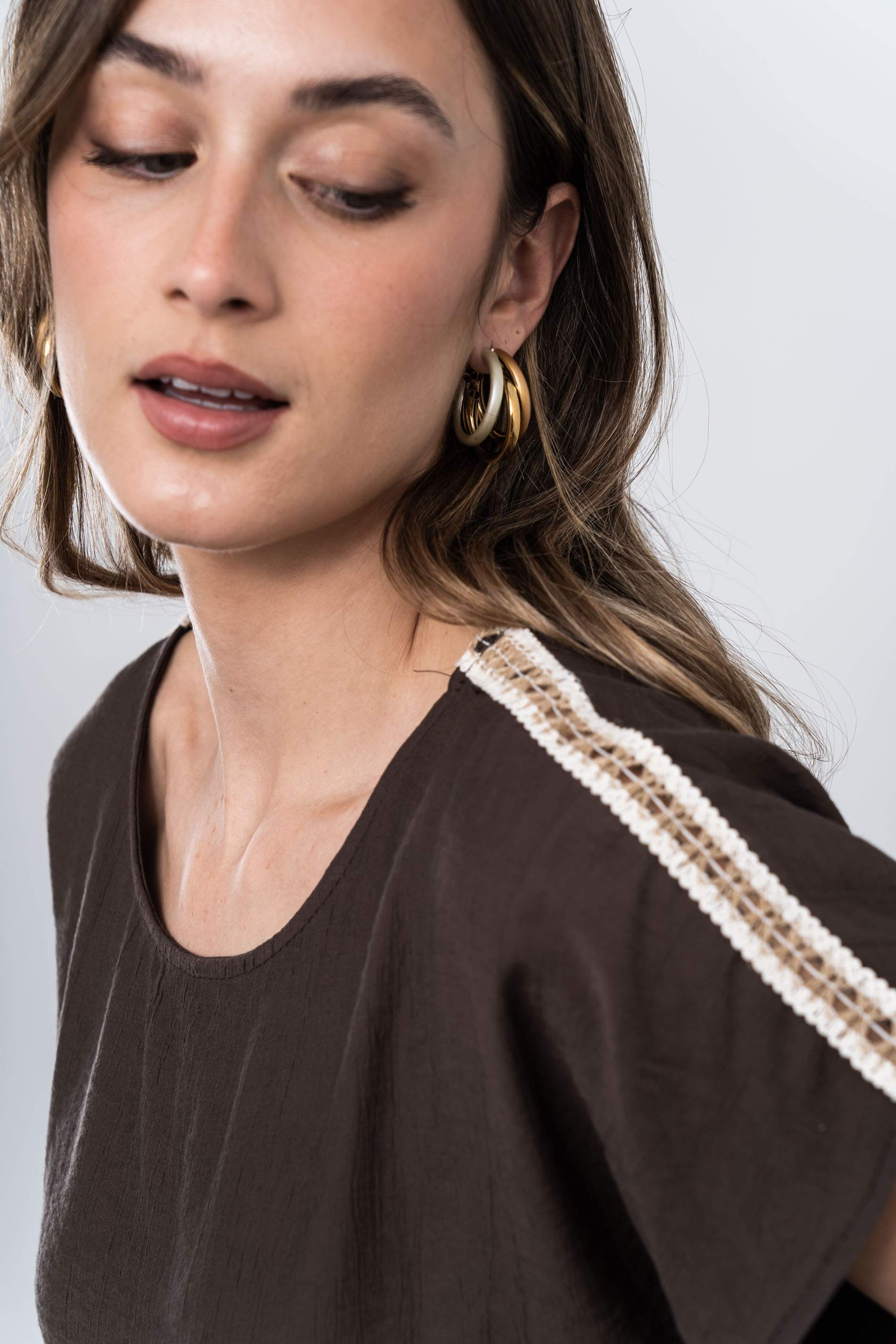 BLUSA DETALLE CUERDA CHOCOLATE