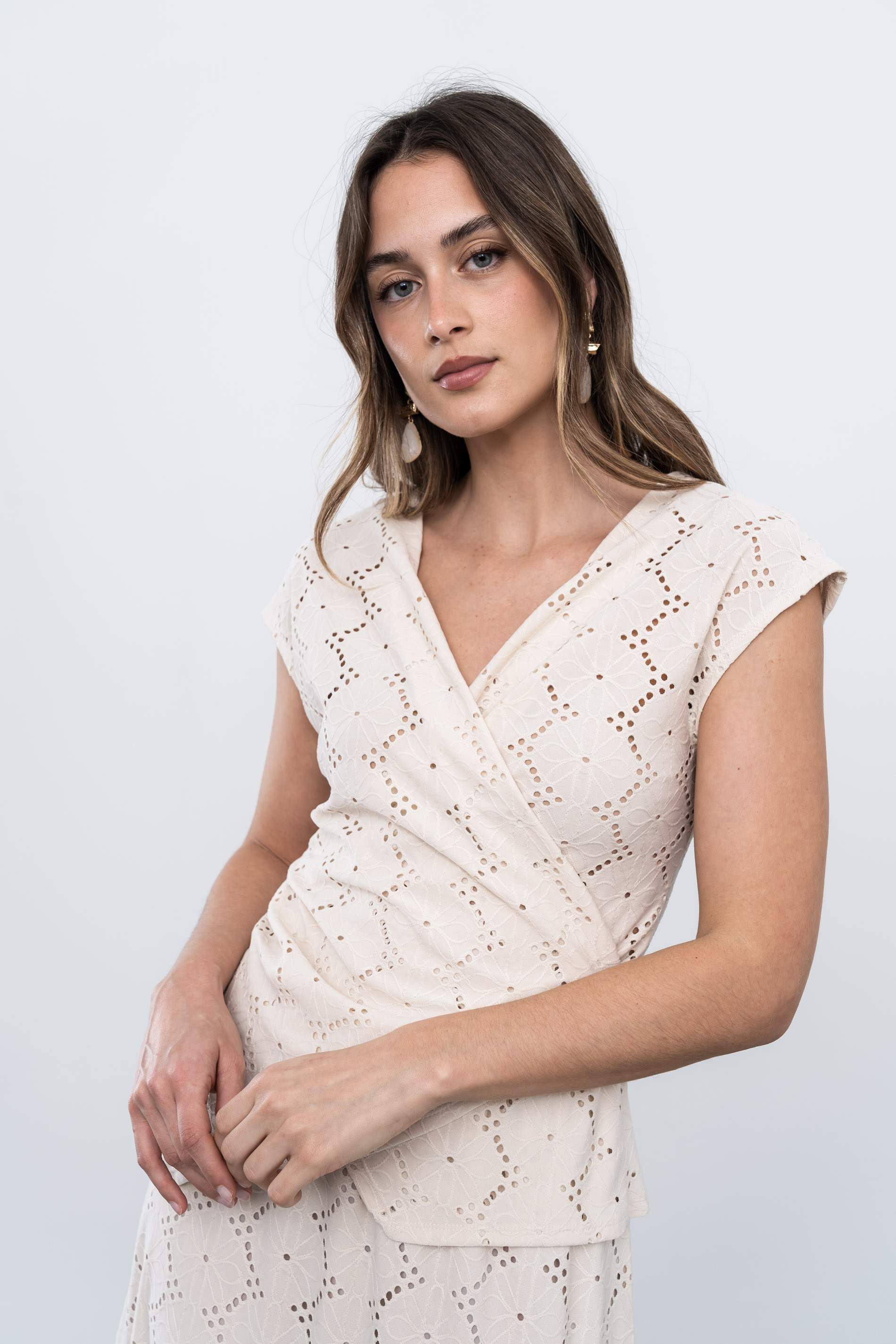 TOP RECOGIDO CALADOS BEIGE