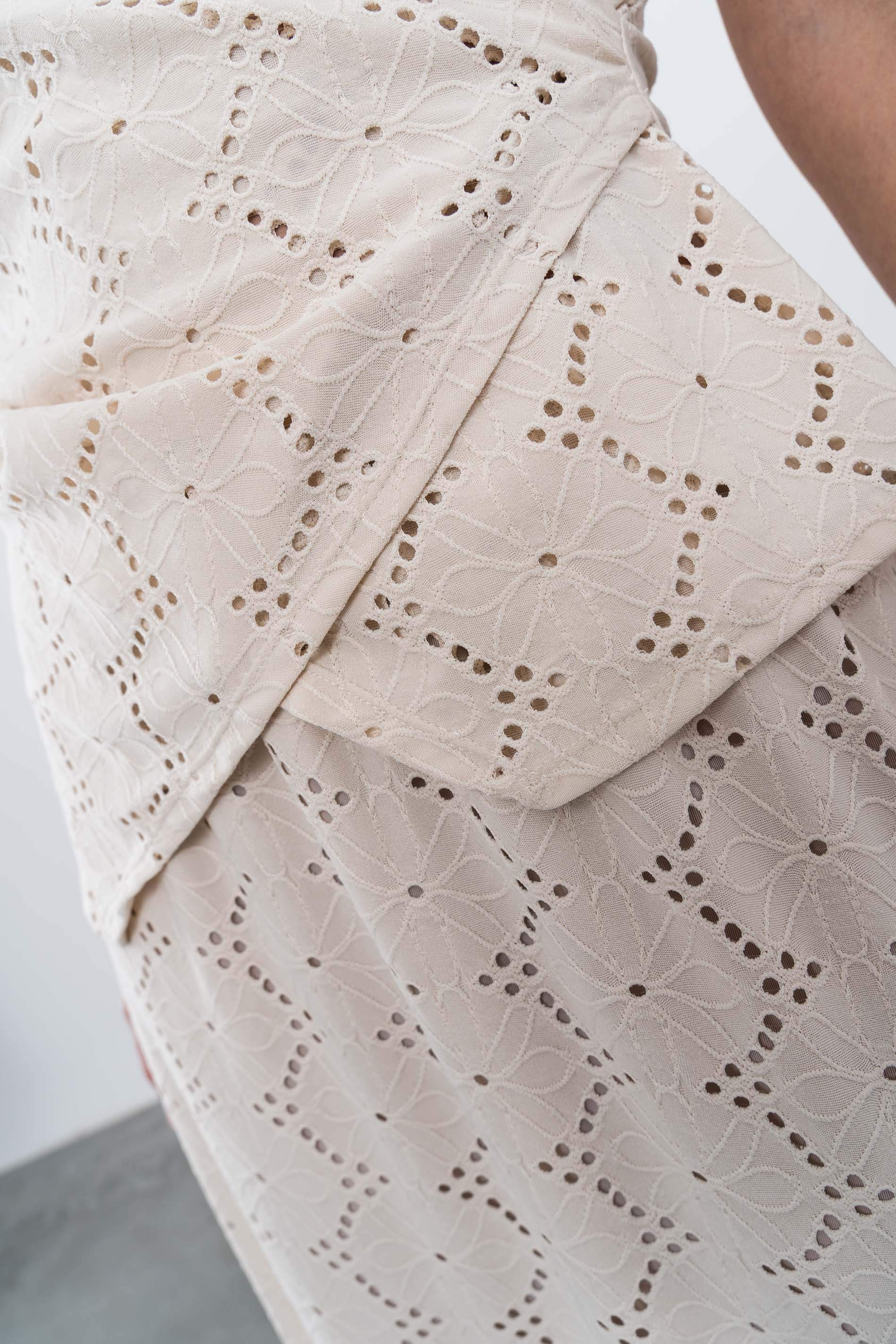 TOP RECOGIDO CALADOS BEIGE