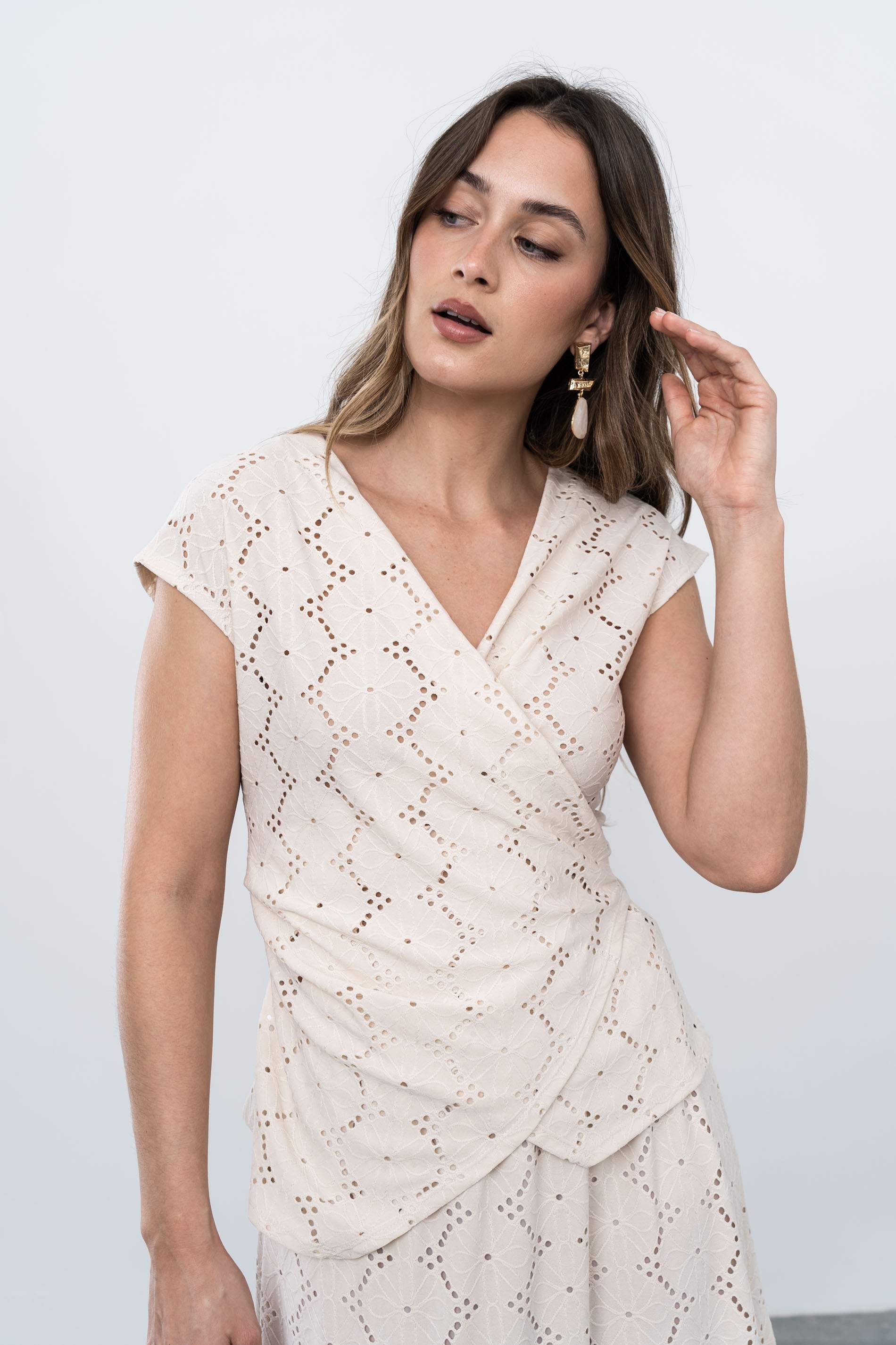 TOP RECOGIDO CALADOS BEIGE