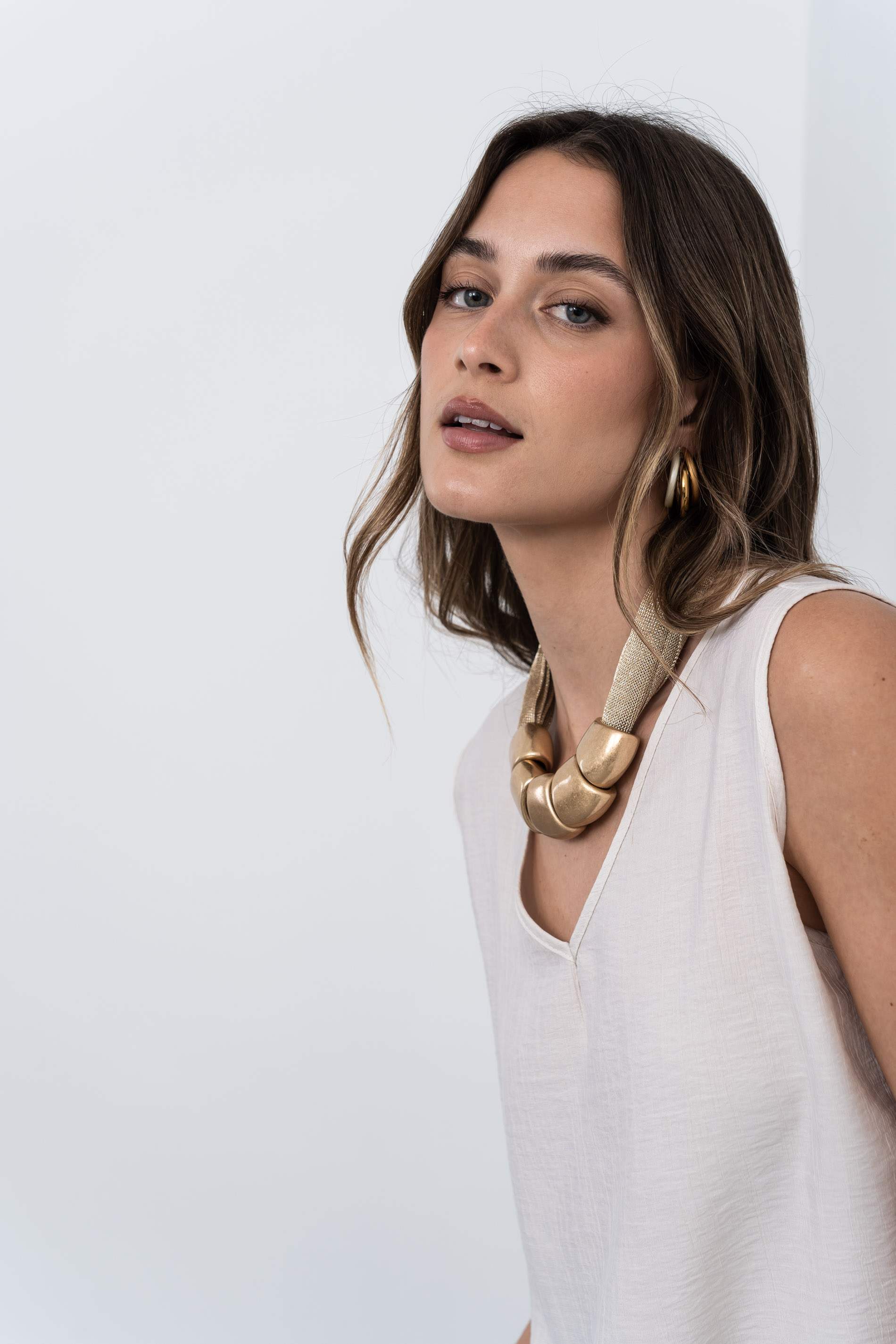 TOP DETALLE NUDO BEIGE