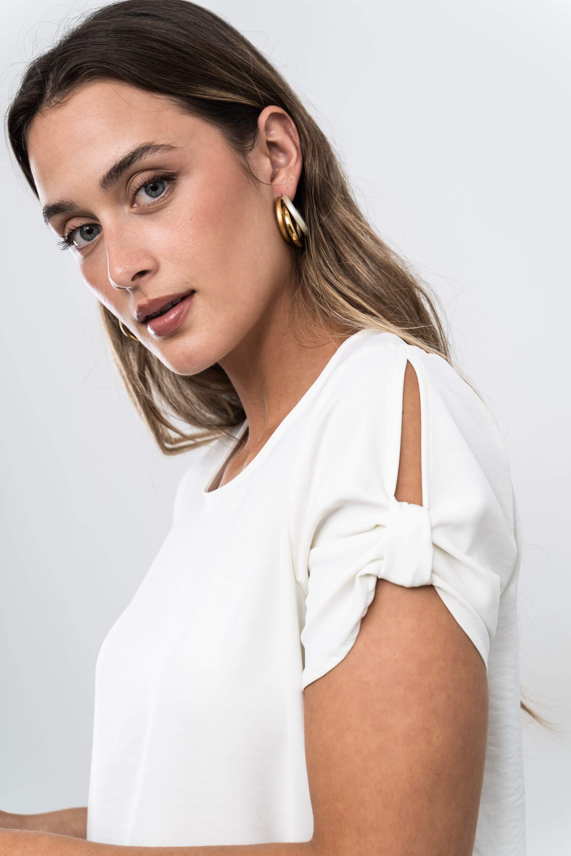 BLUSA MANGA CORTA RECOGIDA MARFIL