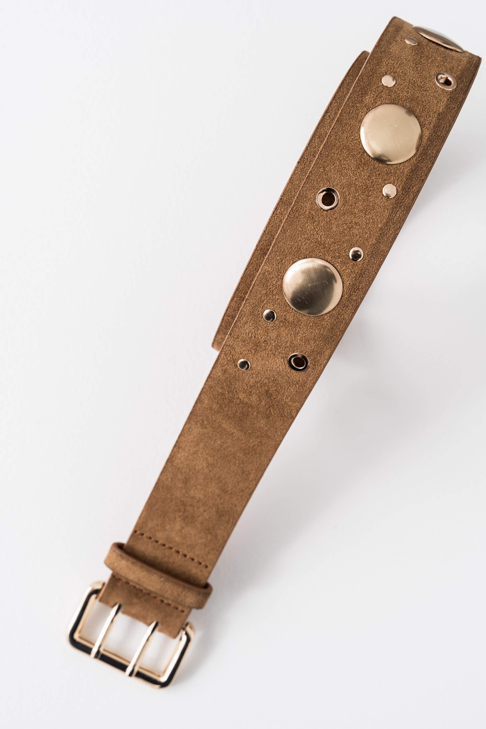 CINTURÓN EFECTO ANTE TACHAS CUERO