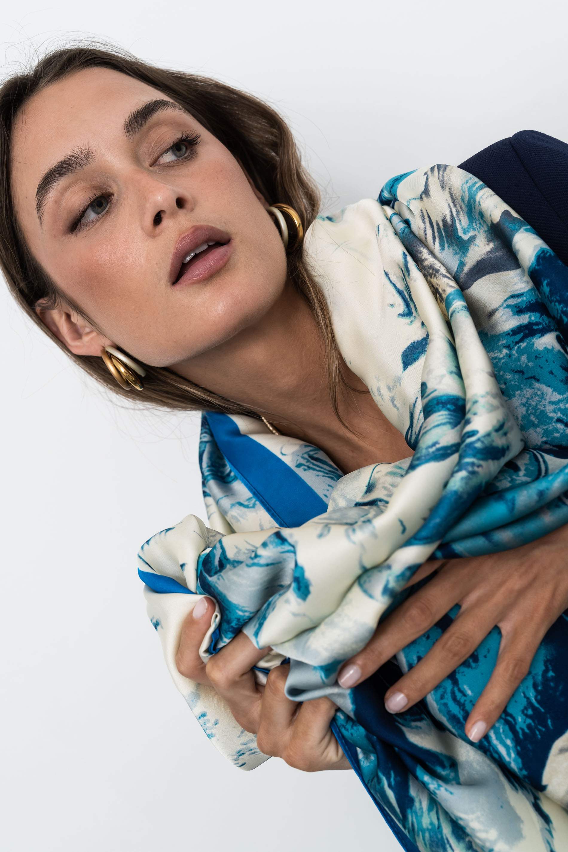 FOULARD EFECTO SEDA HOJAS AZUL