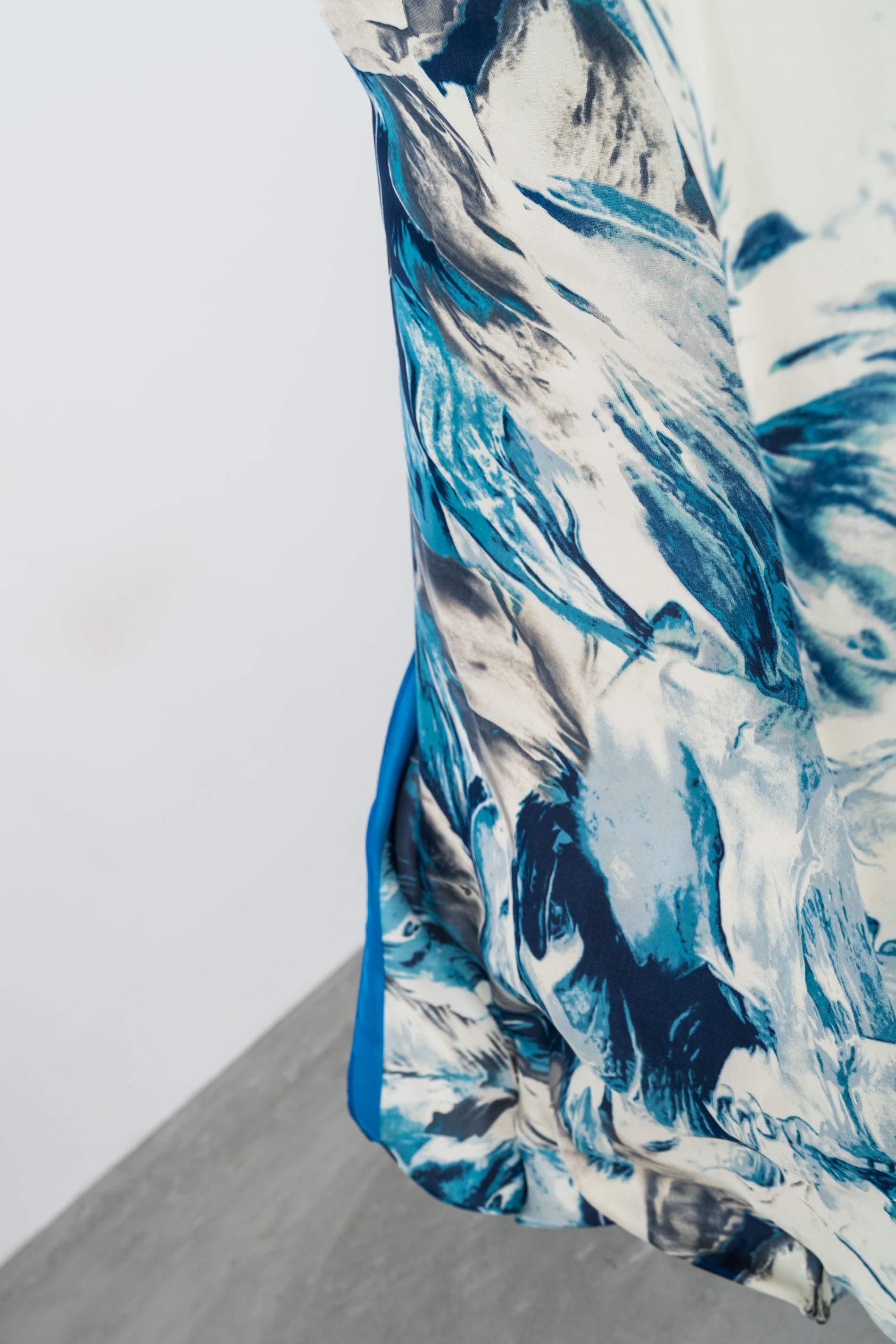 FOULARD EFECTO SEDA HOJAS AZUL