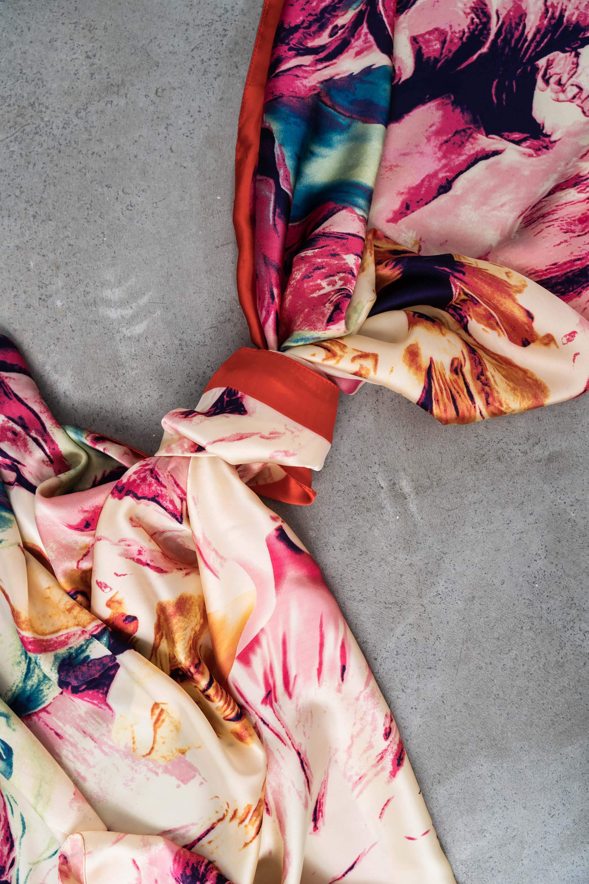 FOULARD EFECTO SEDA HOJAS ROJO