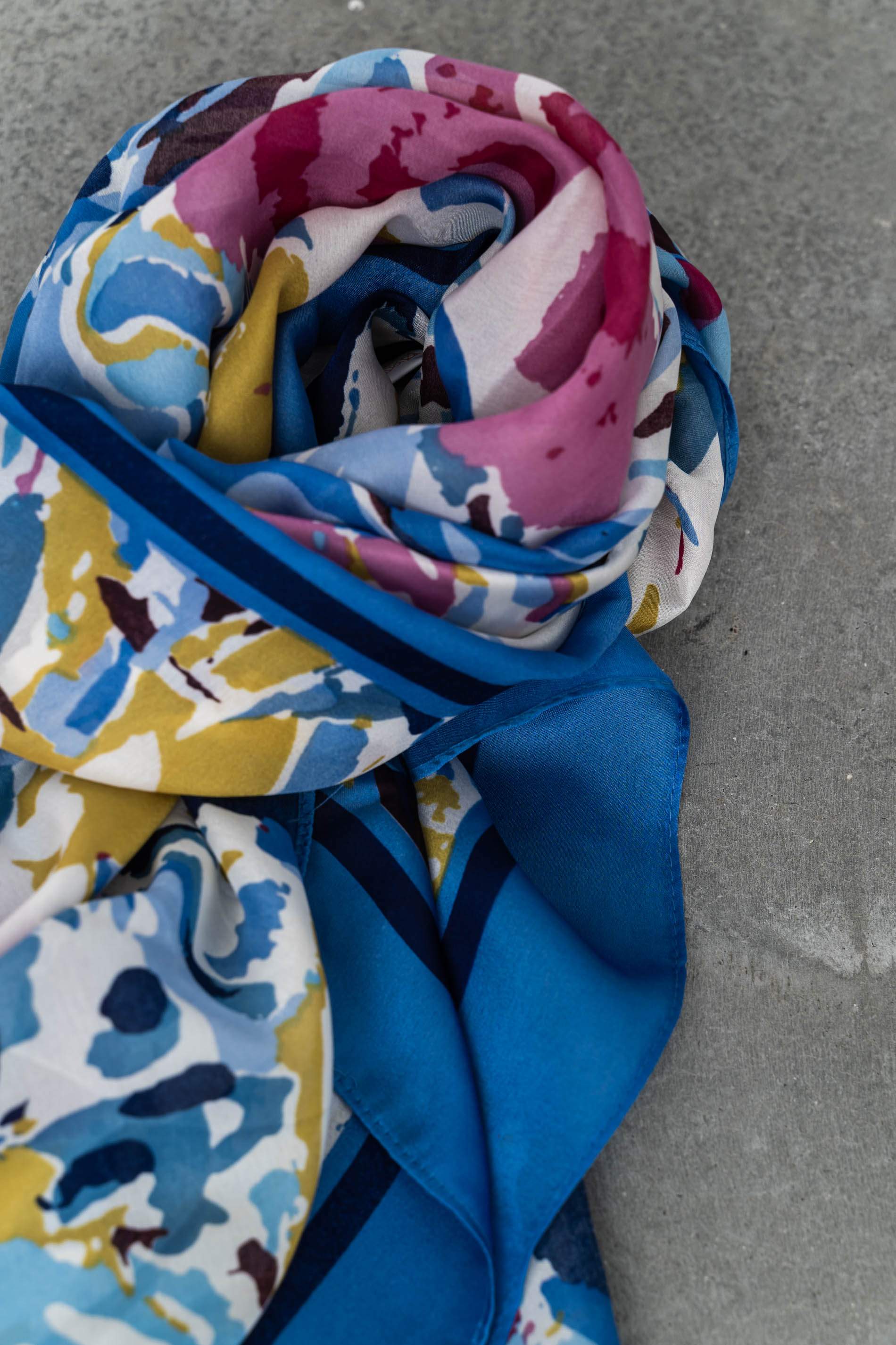 FOULARD EFECTO SEDA TRAZOS AZUL