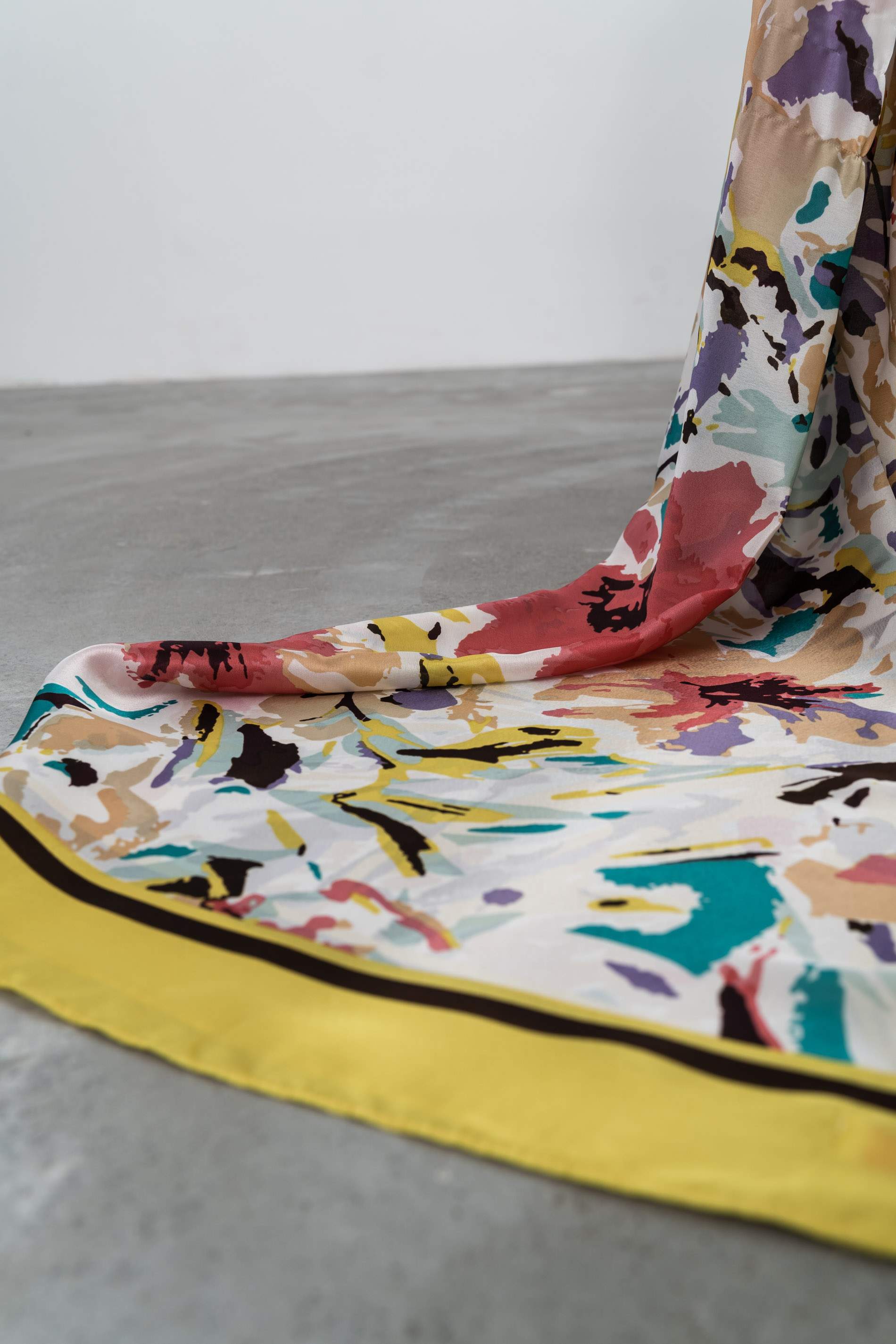 FOULARD EFECTO SEDA TRAZOS AMARILLO