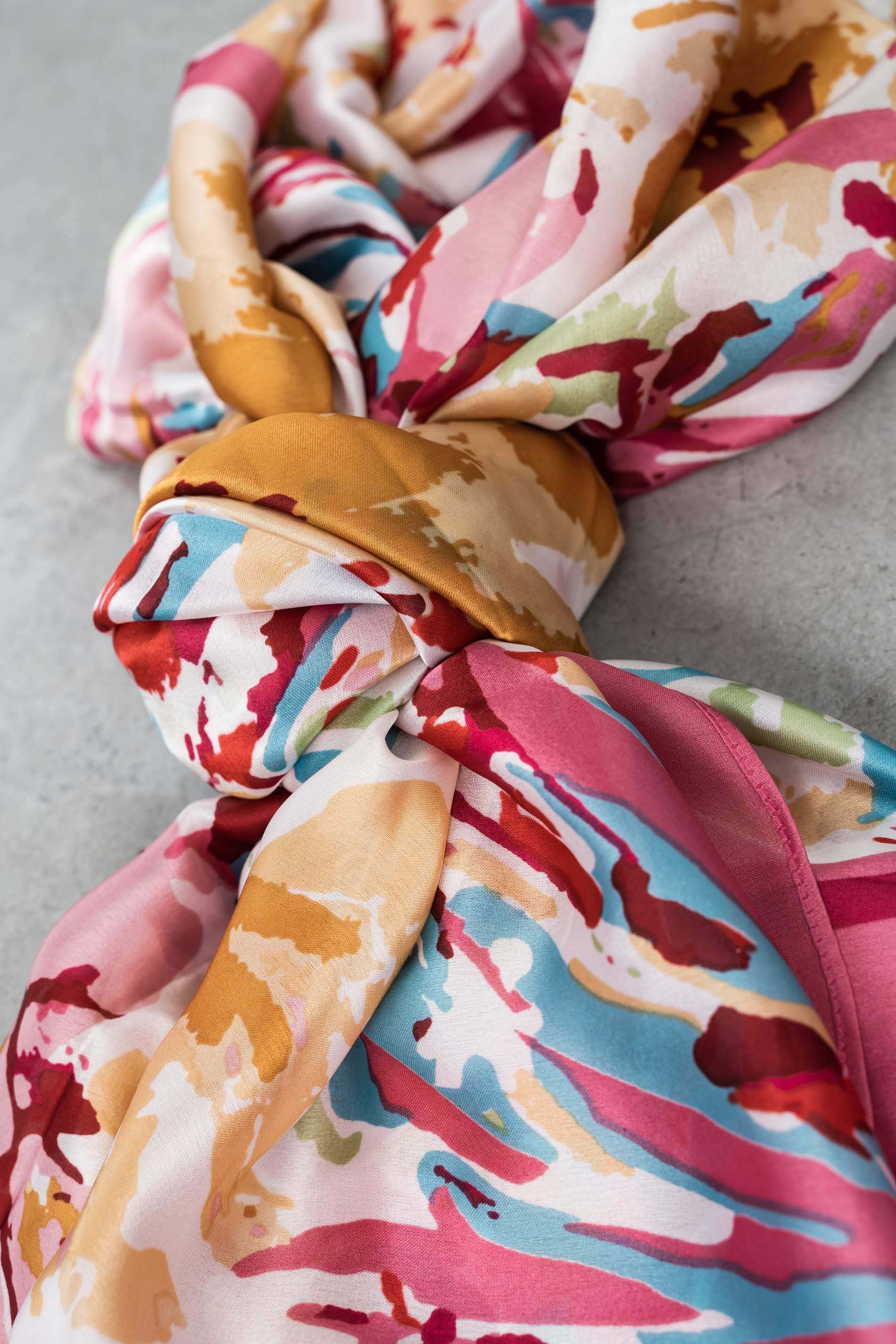 FOULARD EFECTO SEDA TRAZOS ROSA