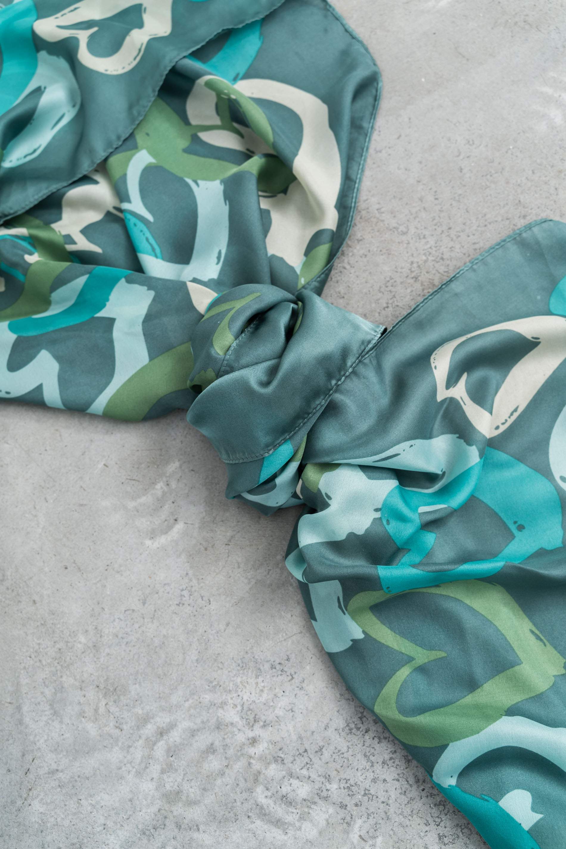 FOULARD EFECTO SEDA CORAZONES VERDE