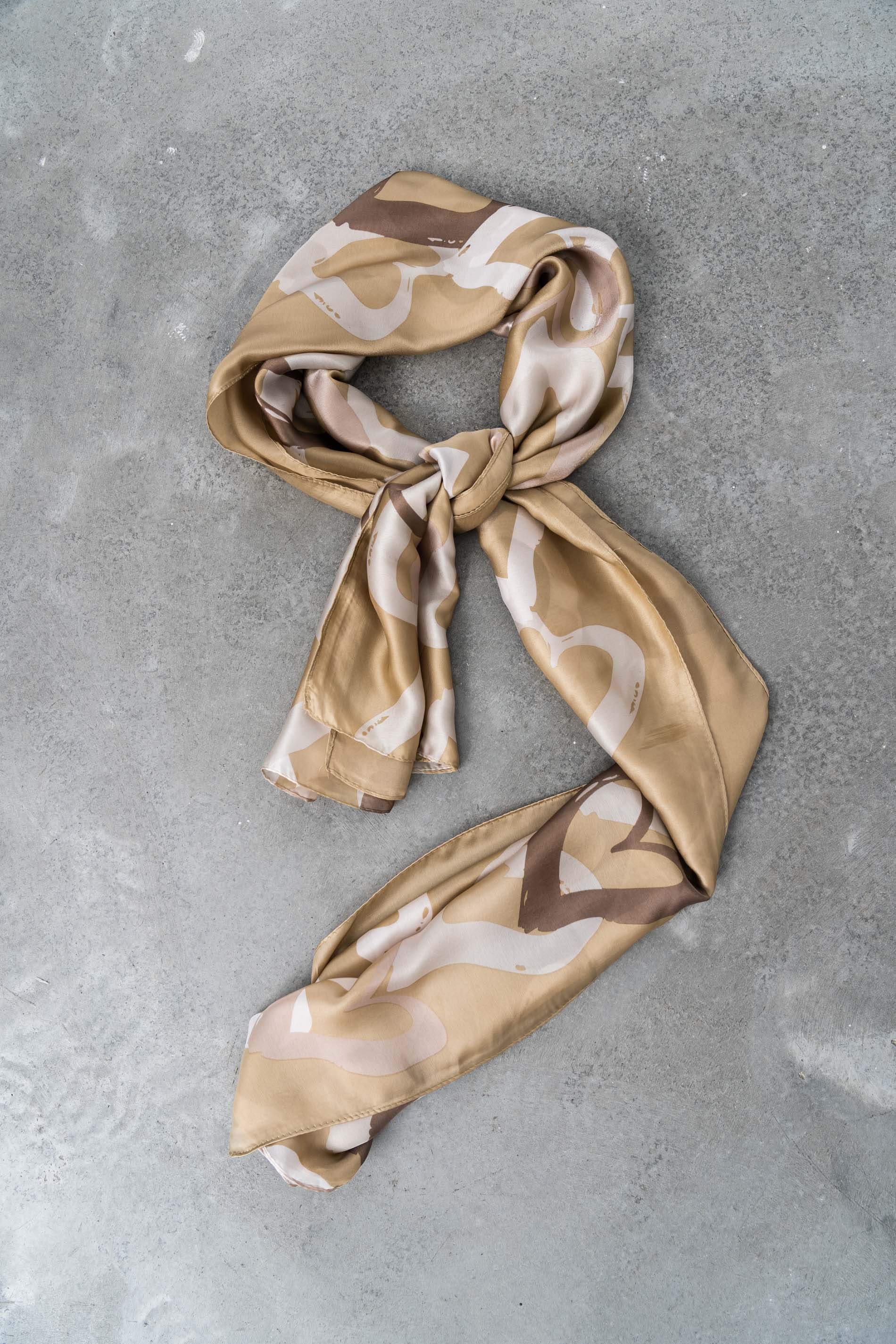 FOULARD EFECTO SEDA CORAZONES BEIGE