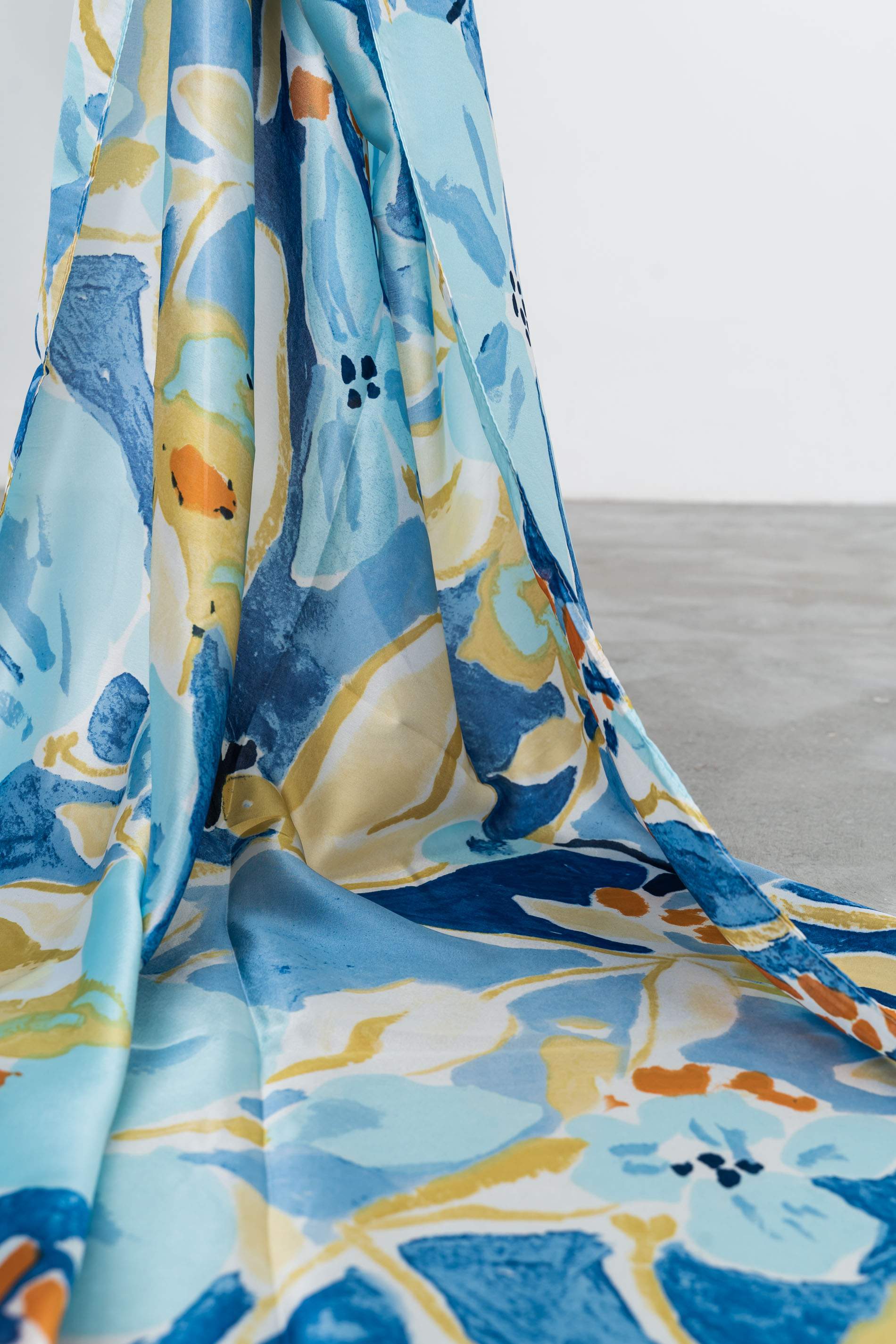 FOULARD EFECTO SEDA FLORAL AZUL