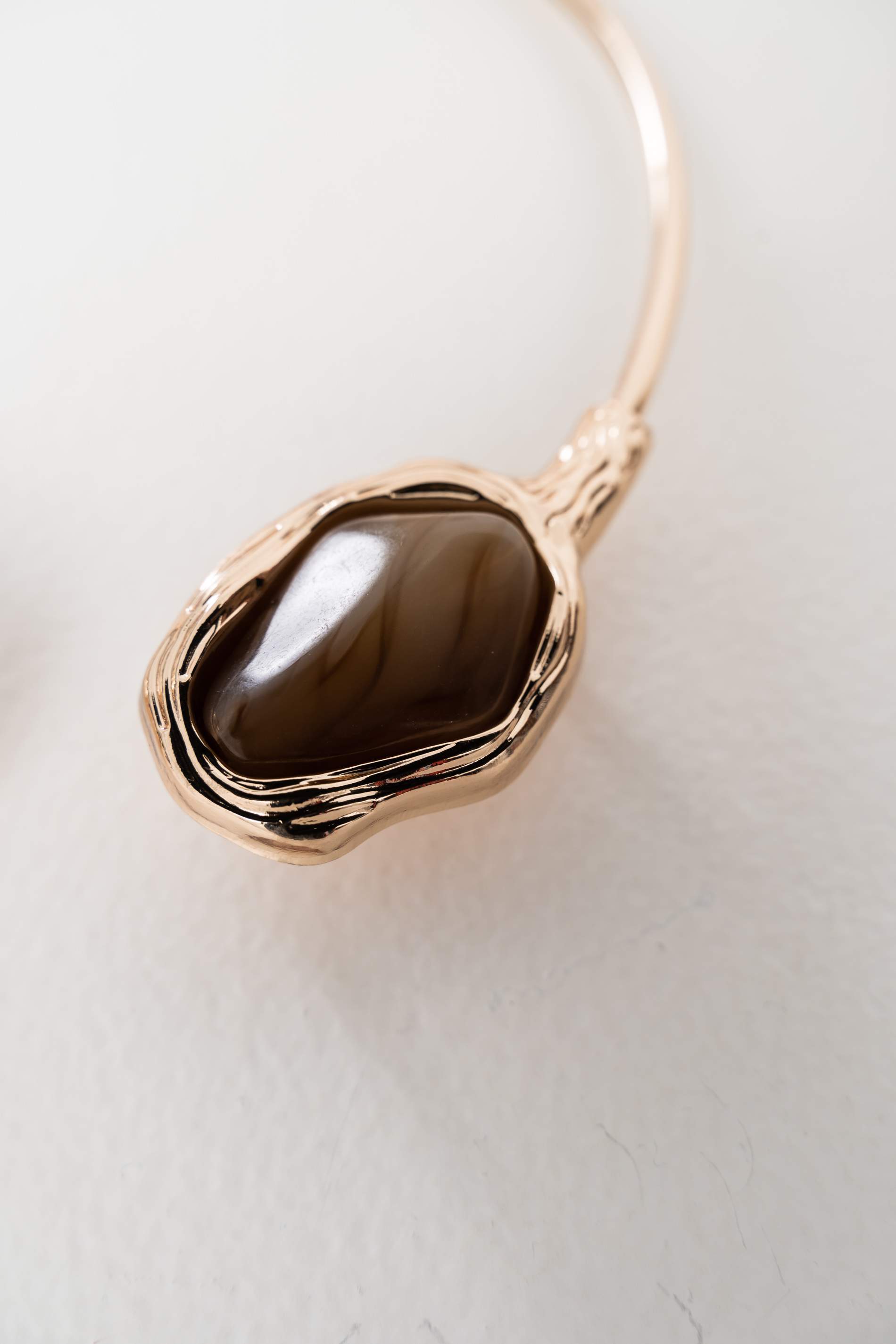 COLLAR RIGIDO PIEDRAS MARMOLEADAS