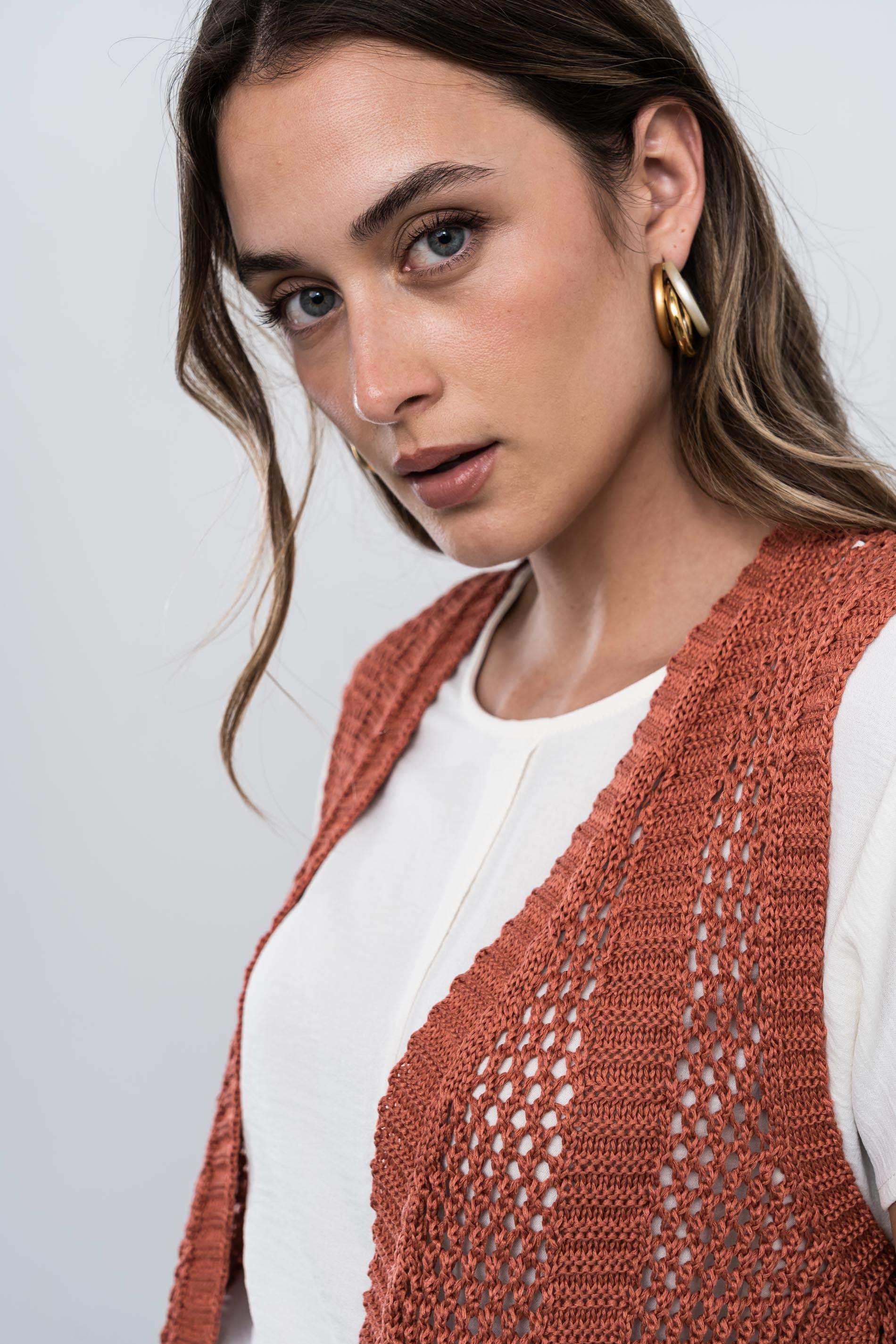 CHALECO TIRAS CALADOS TEJA