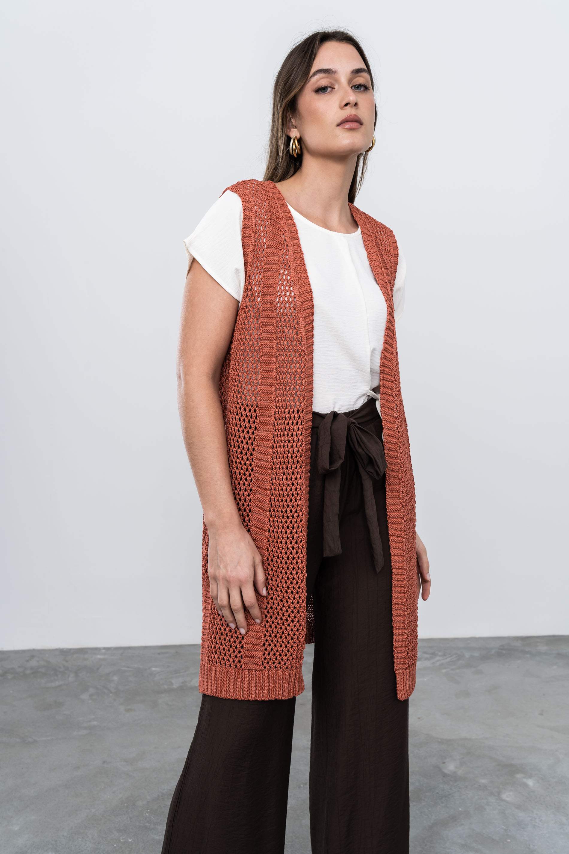 CHALECO TIRAS CALADOS TEJA