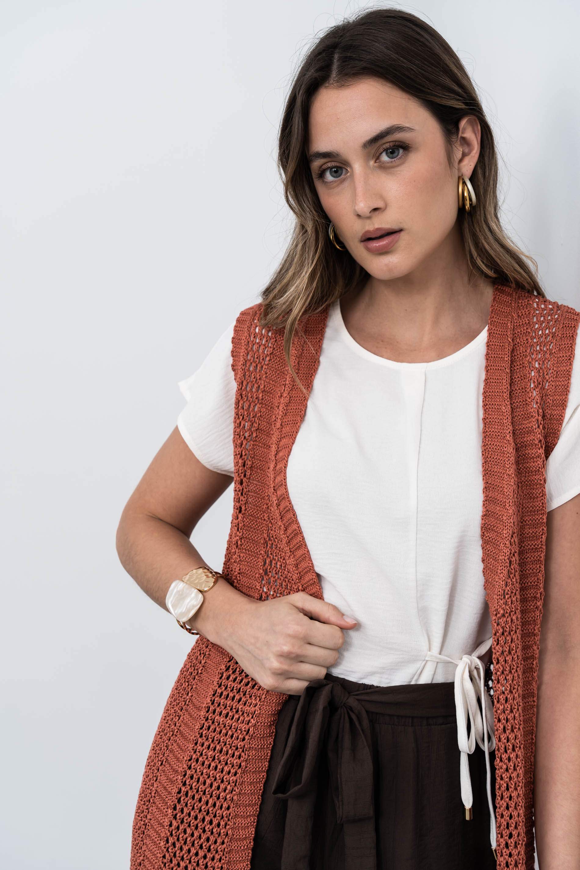 CHALECO TIRAS CALADOS TEJA