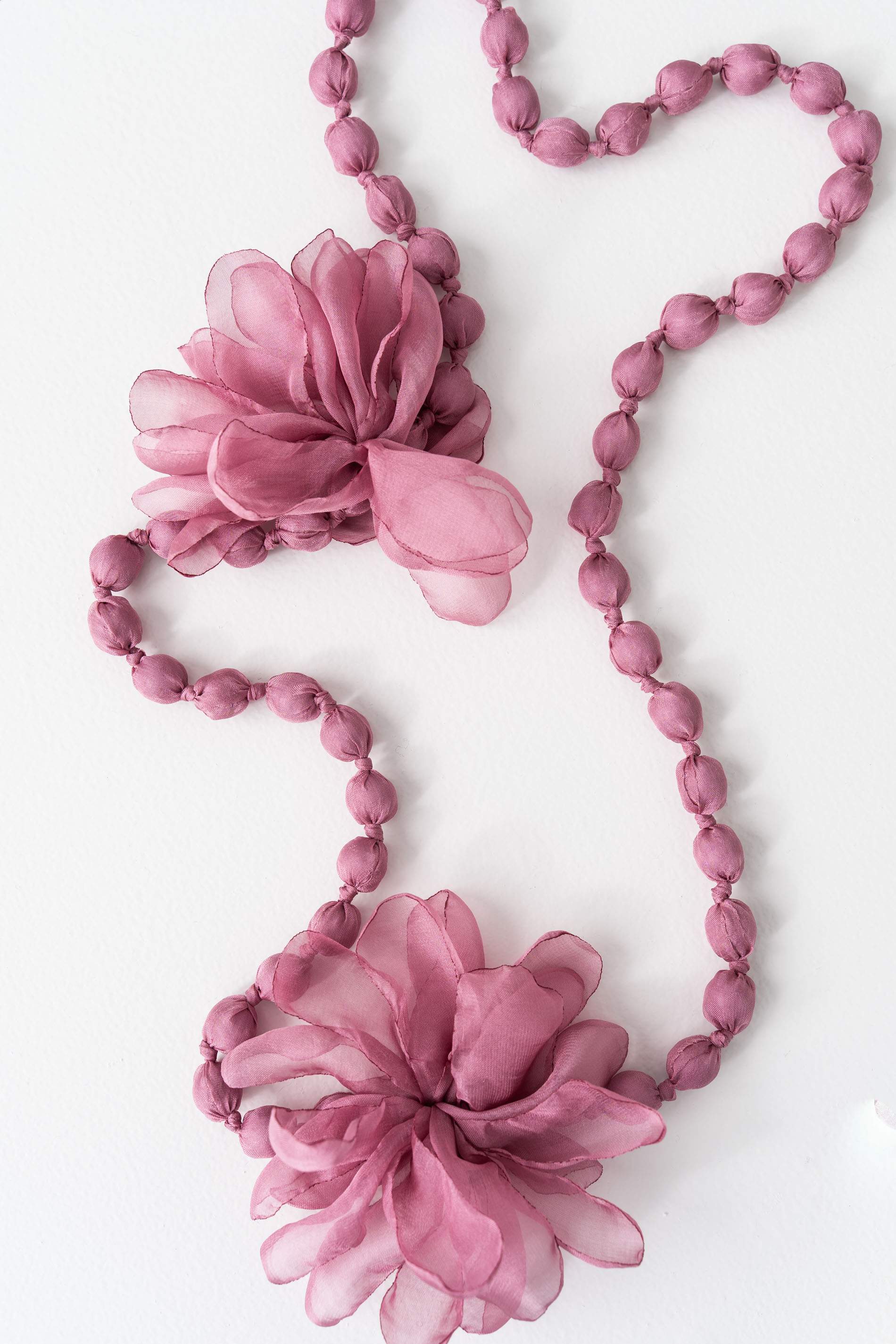 COLLAR FLOR TEJIDO ROSA