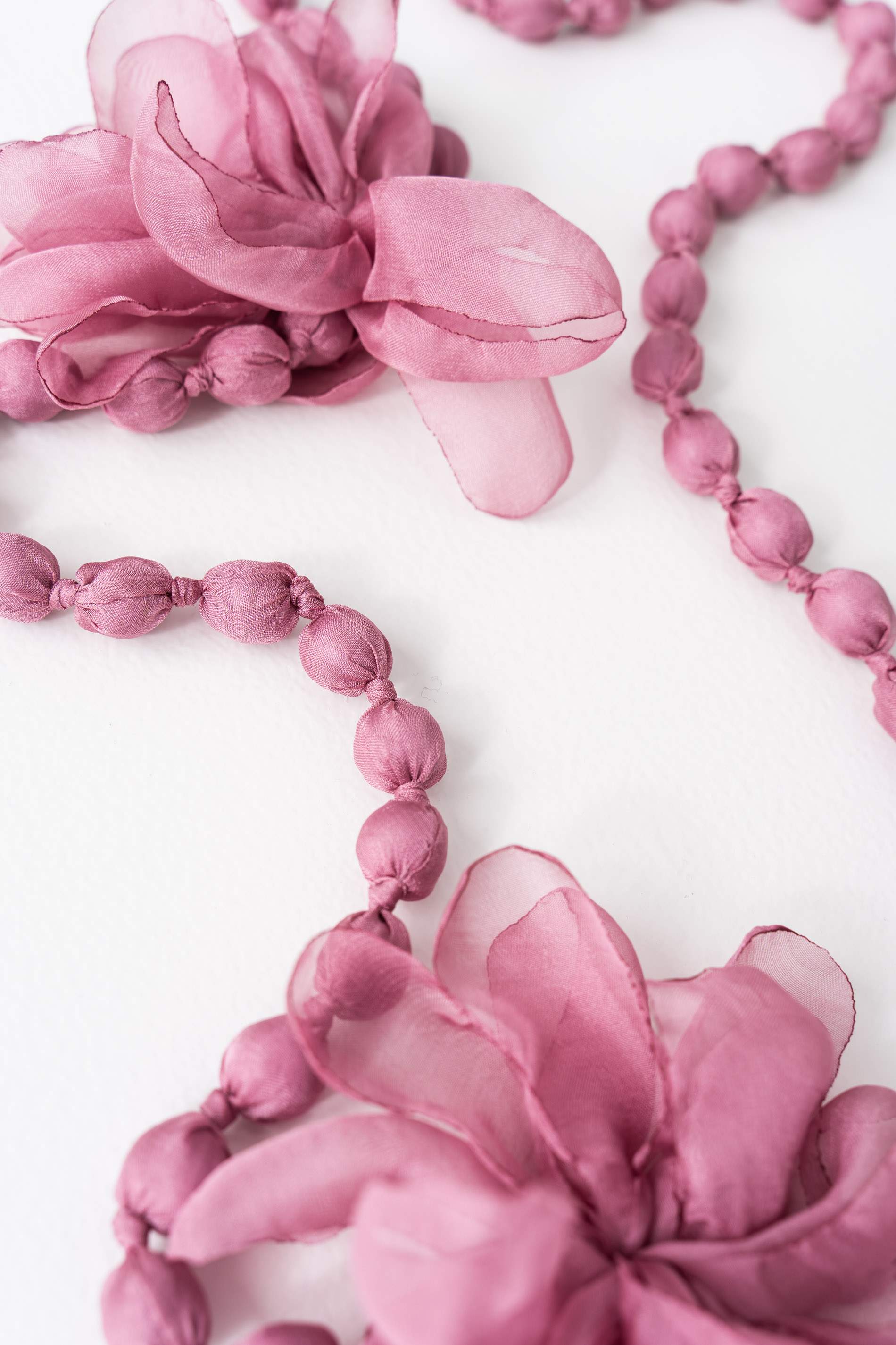 COLLAR FLOR TEJIDO ROSA