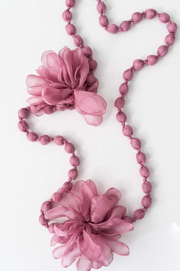 COLLAR FLOR TEJIDO ROSA