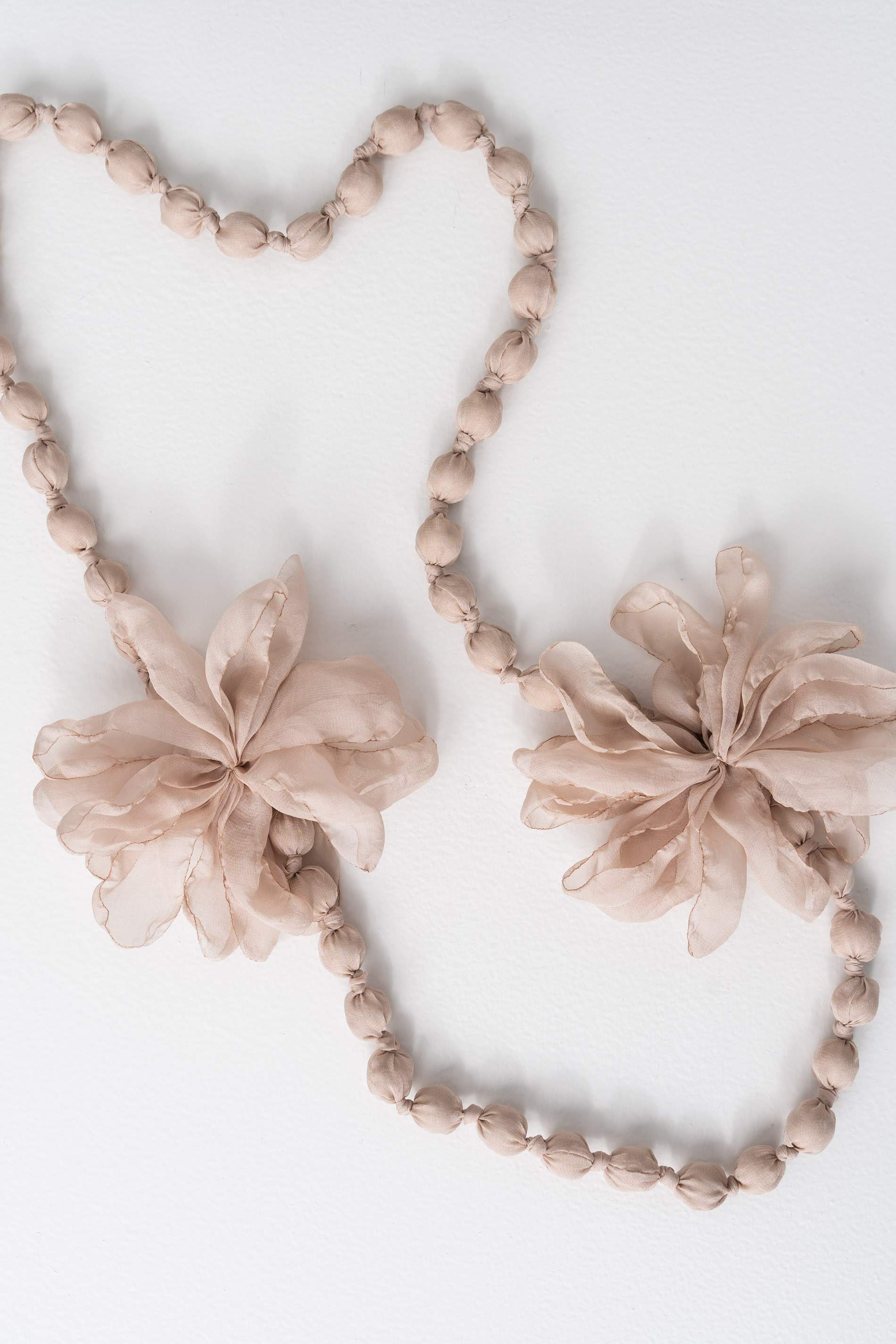 COLLAR FLOR TEJIDO PIEDRA