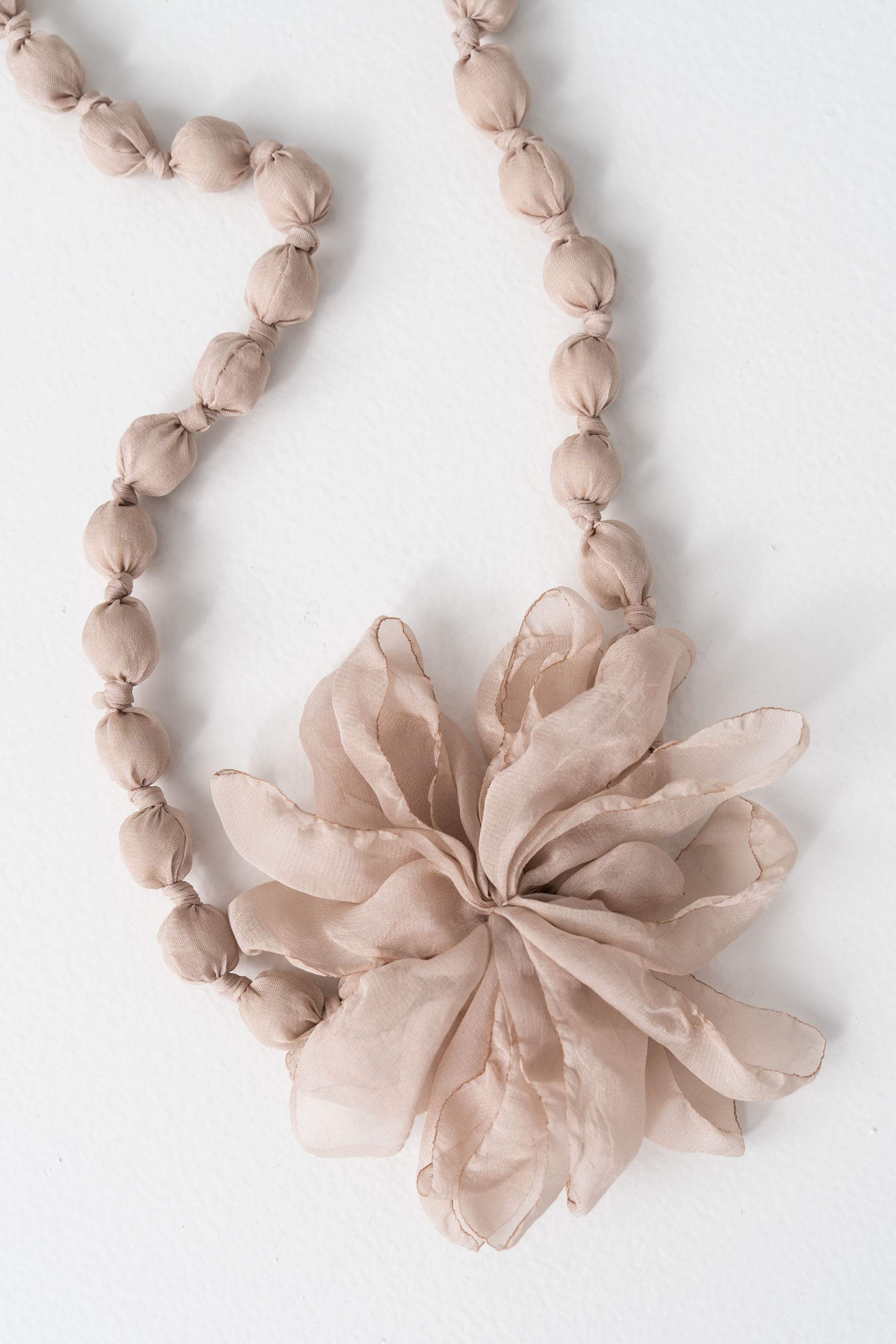 COLLAR FLOR TEJIDO PIEDRA