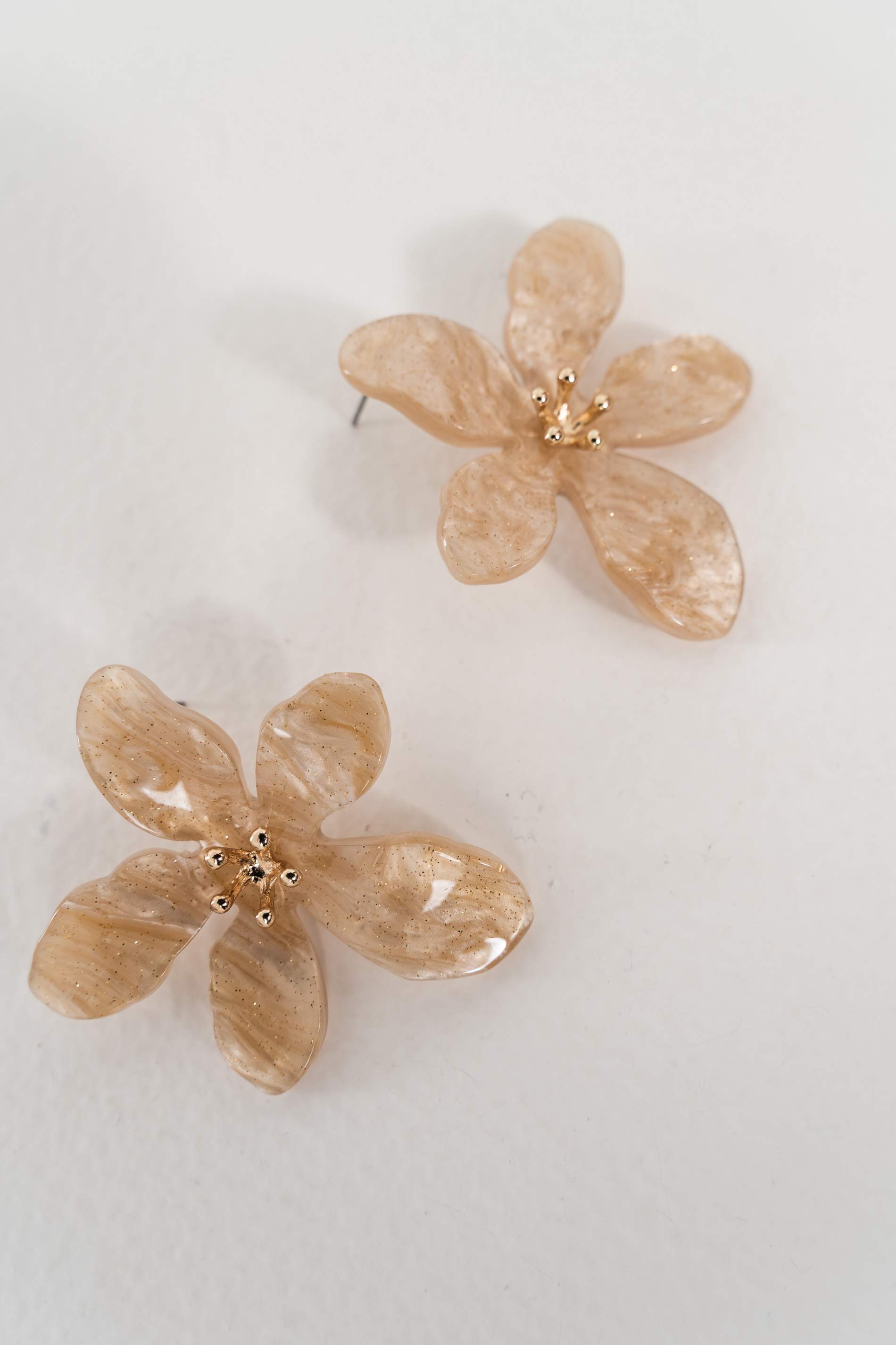 PENDIENTE FLOR RESINA BEIGE