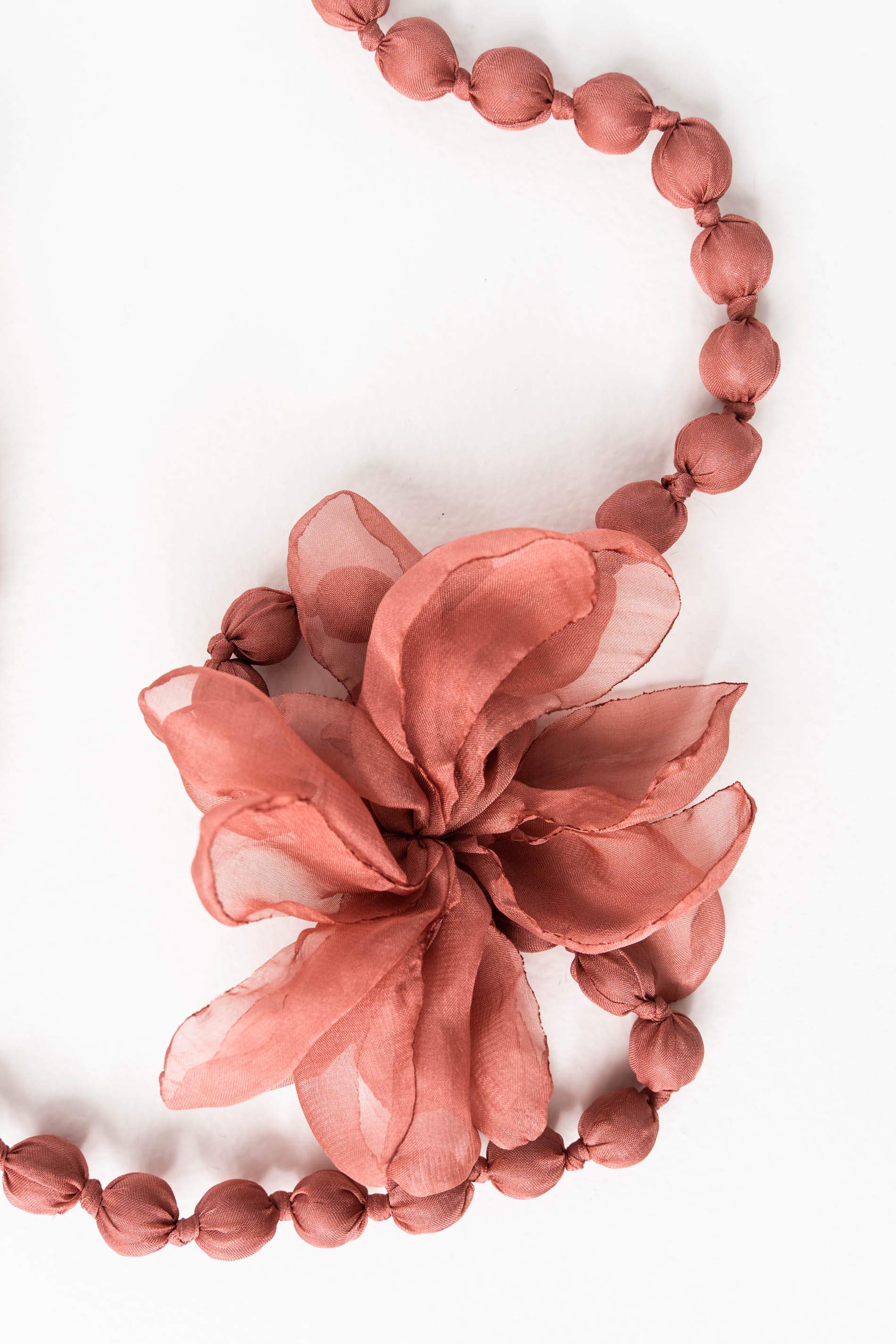 COLLAR FLOR TEJIDO MARSALA