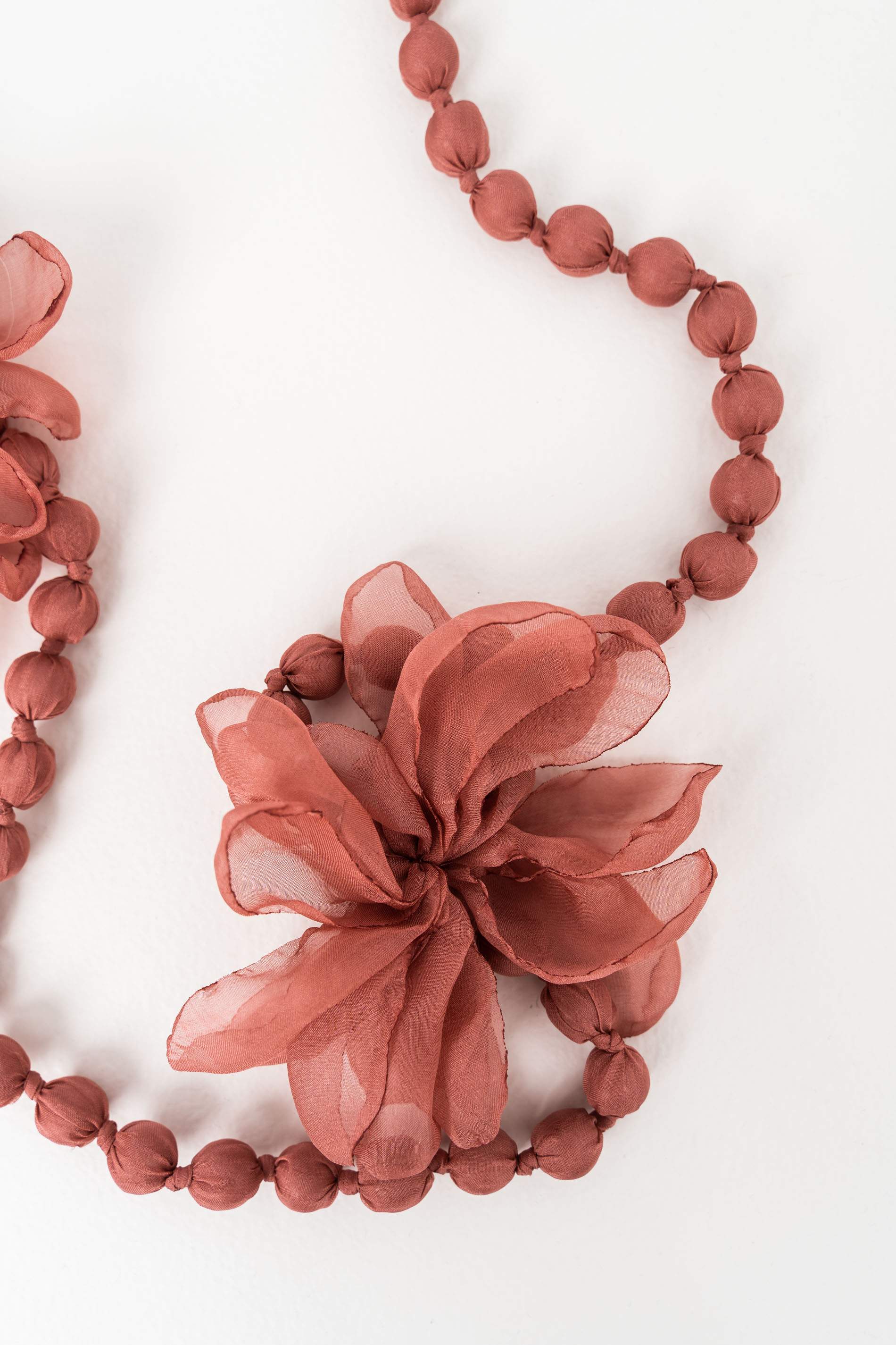 COLLAR FLOR TEJIDO MARSALA