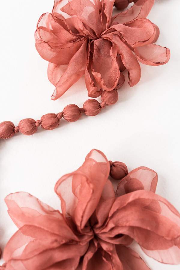 COLLAR FLOR TEJIDO MARSALA