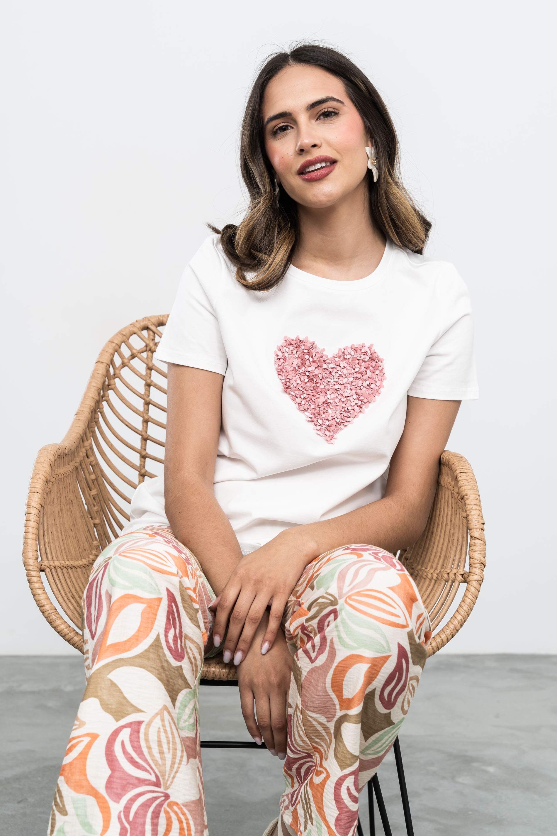 CAMISETA CORAZÓN HOJAS ROSA