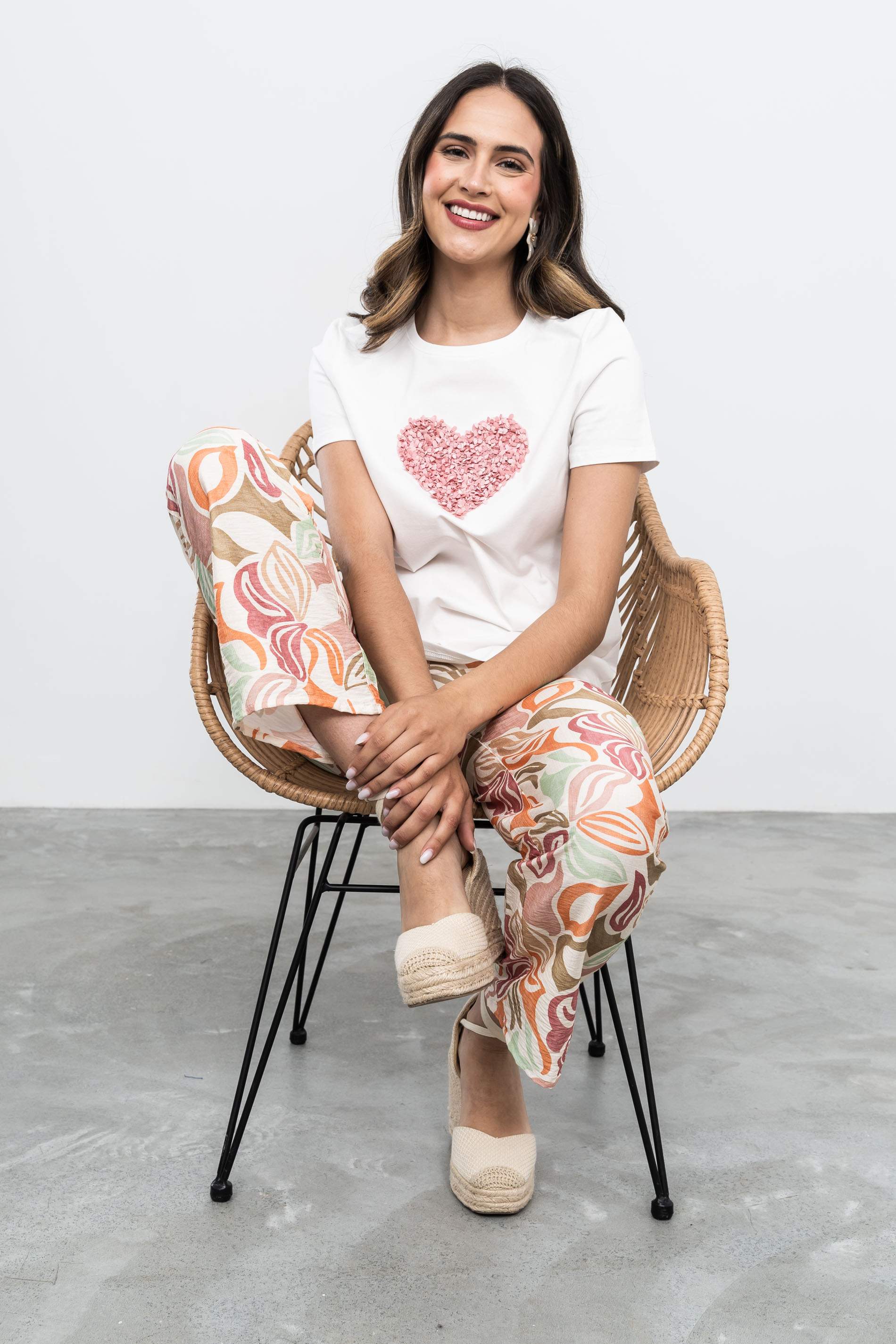 CAMISETA CORAZÓN HOJAS ROSA