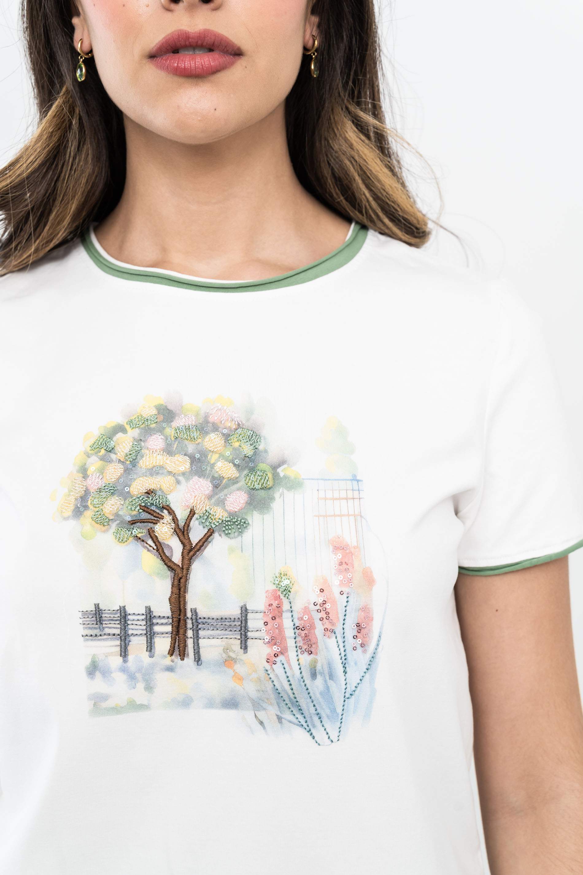 CAMISETA ÁRBOL BORDADO CRUDO