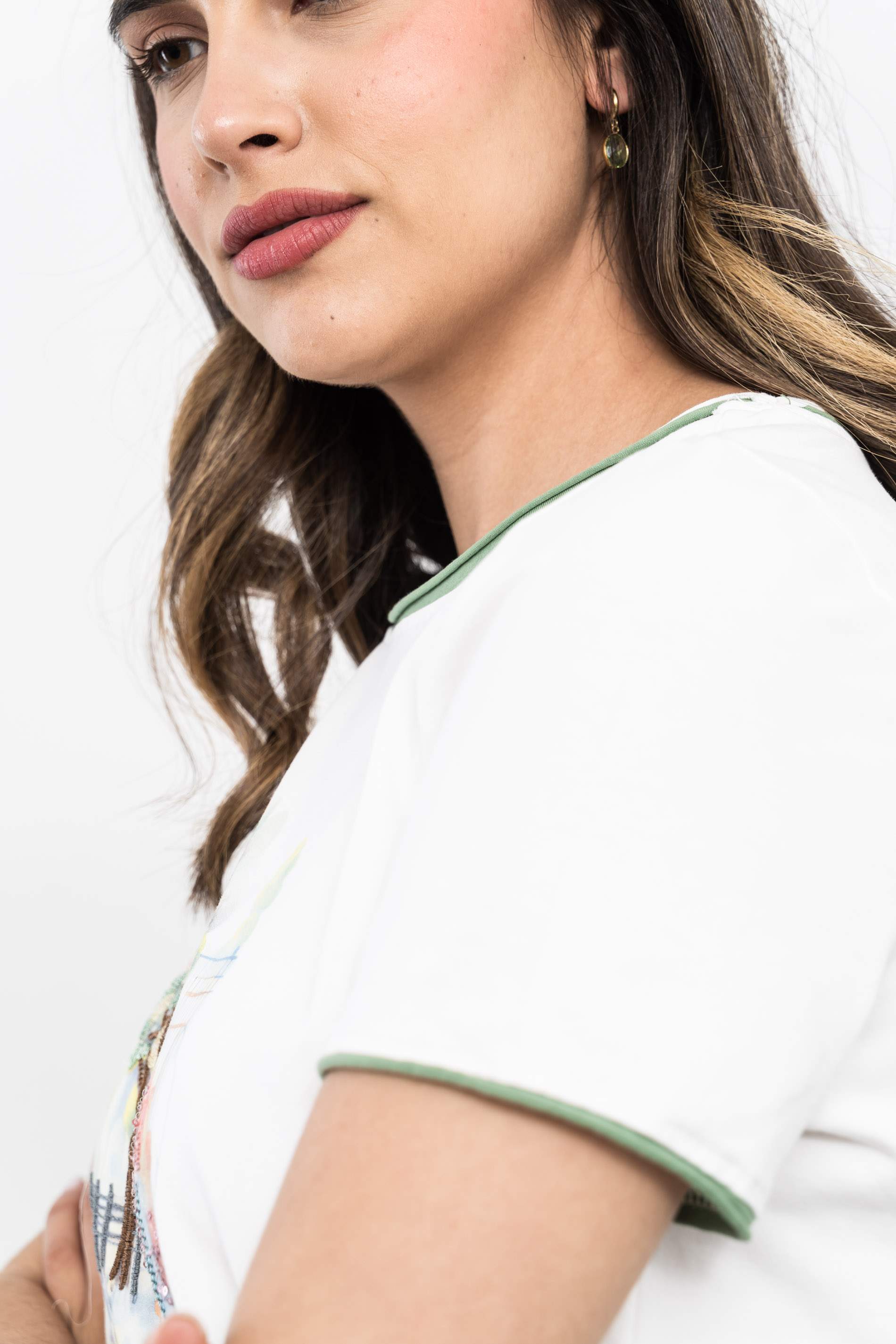 CAMISETA ÁRBOL BORDADO CRUDO