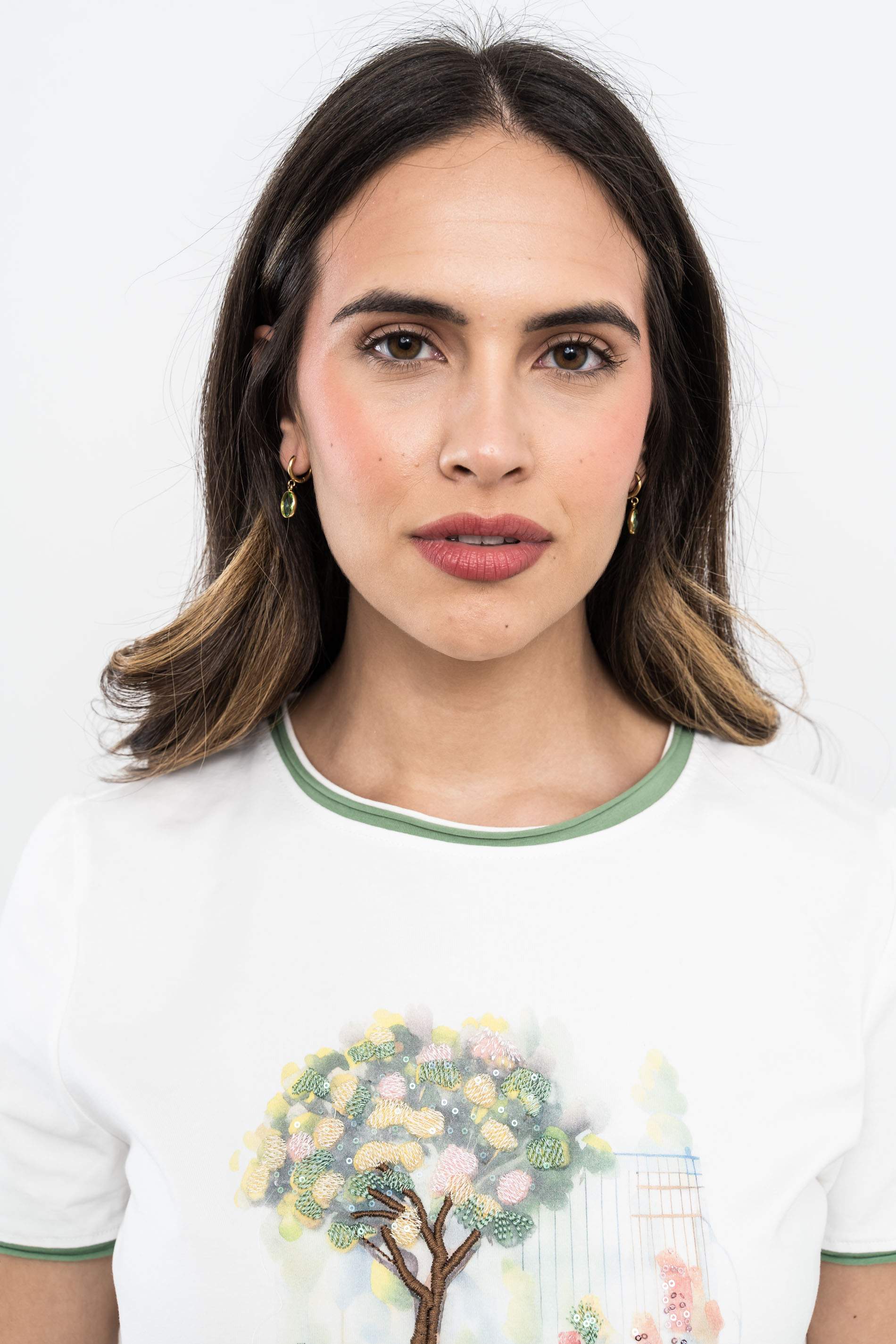 CAMISETA ÁRBOL BORDADO CRUDO