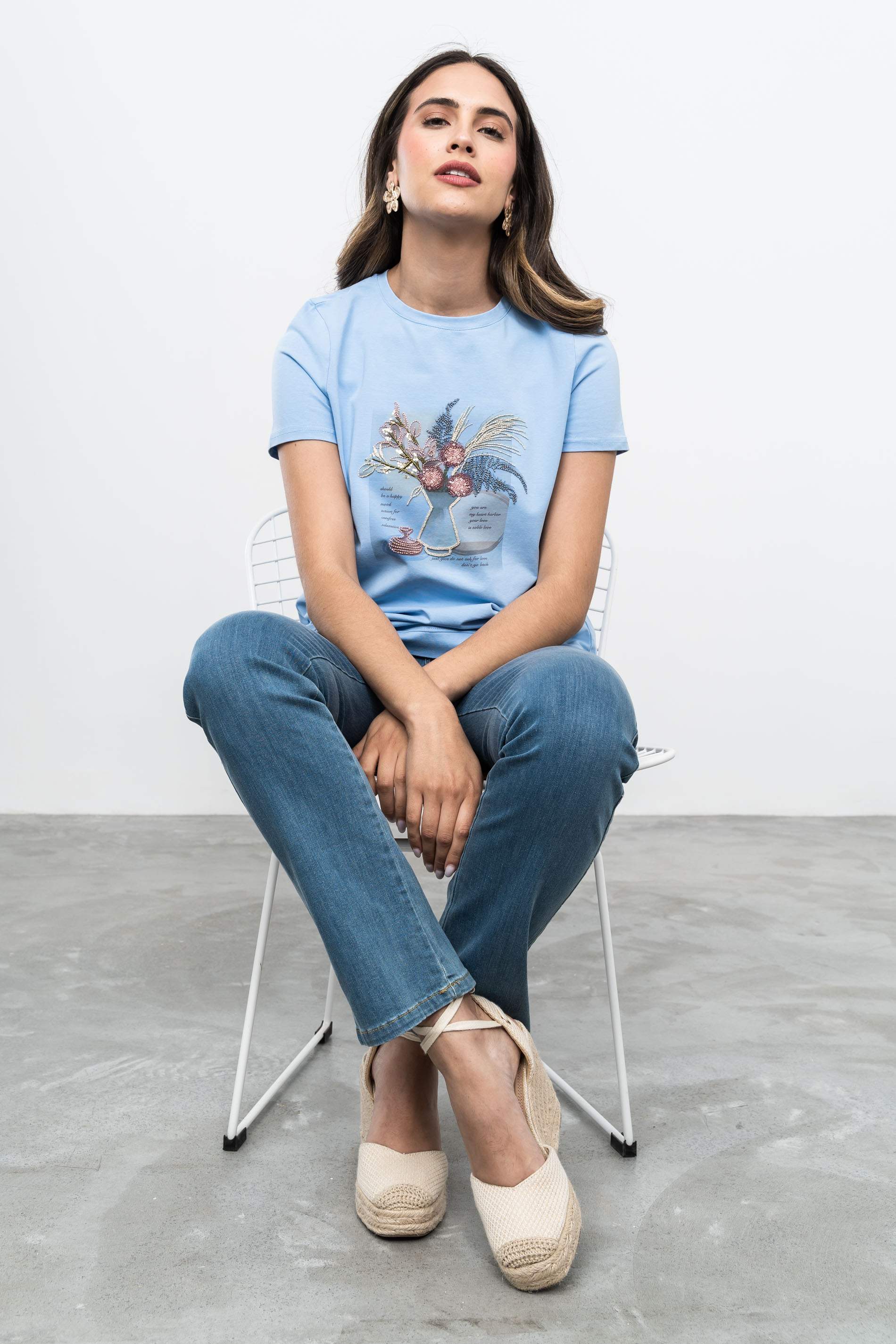 CAMISETA JARRÓN BORDADOS AZUL