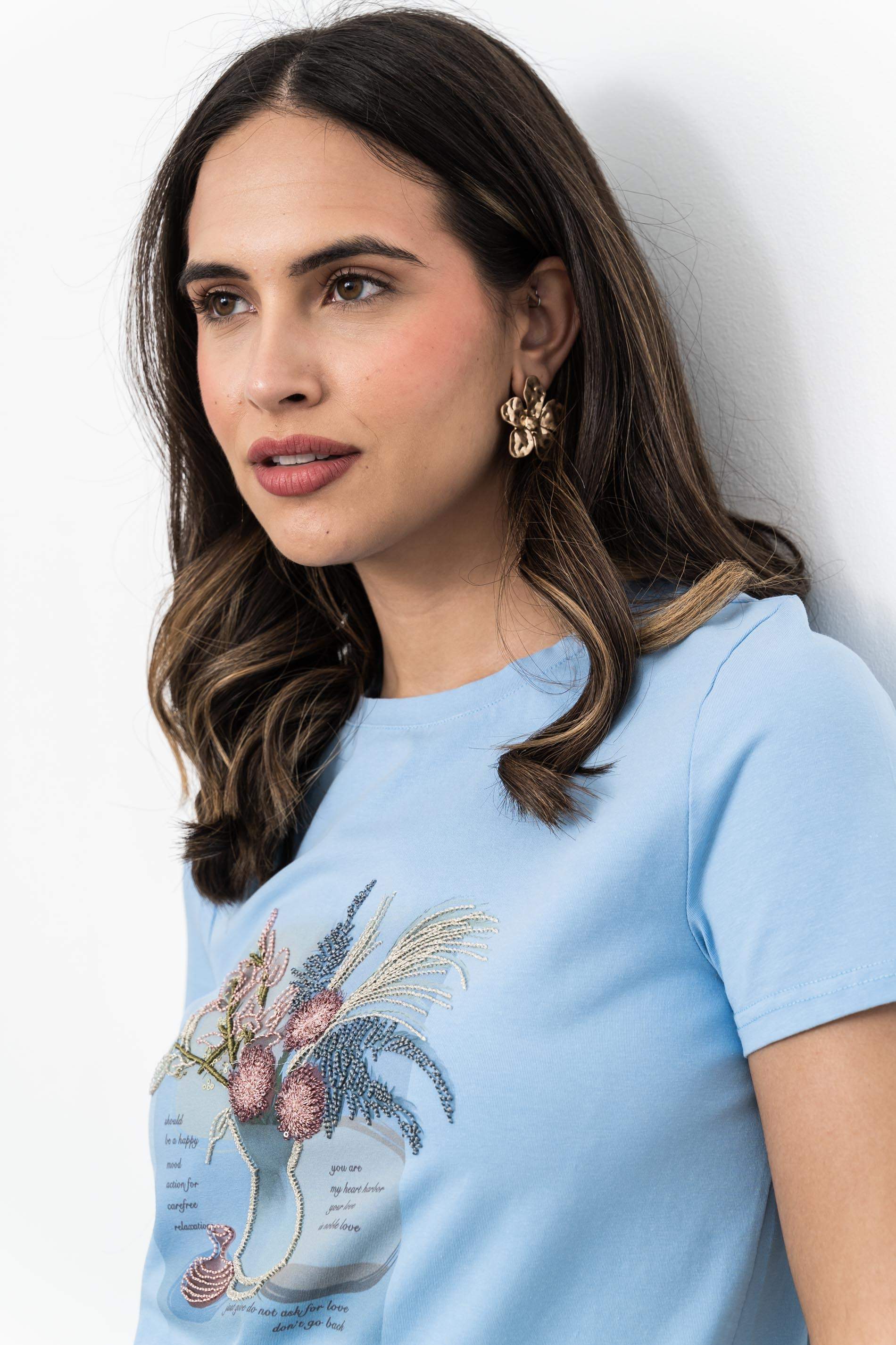 CAMISETA JARRÓN BORDADOS AZUL