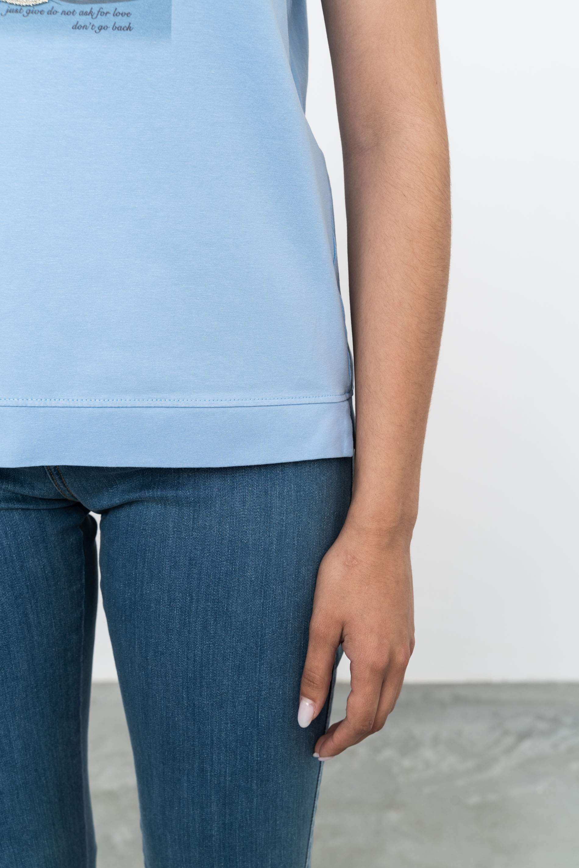 CAMISETA JARRÓN BORDADOS AZUL