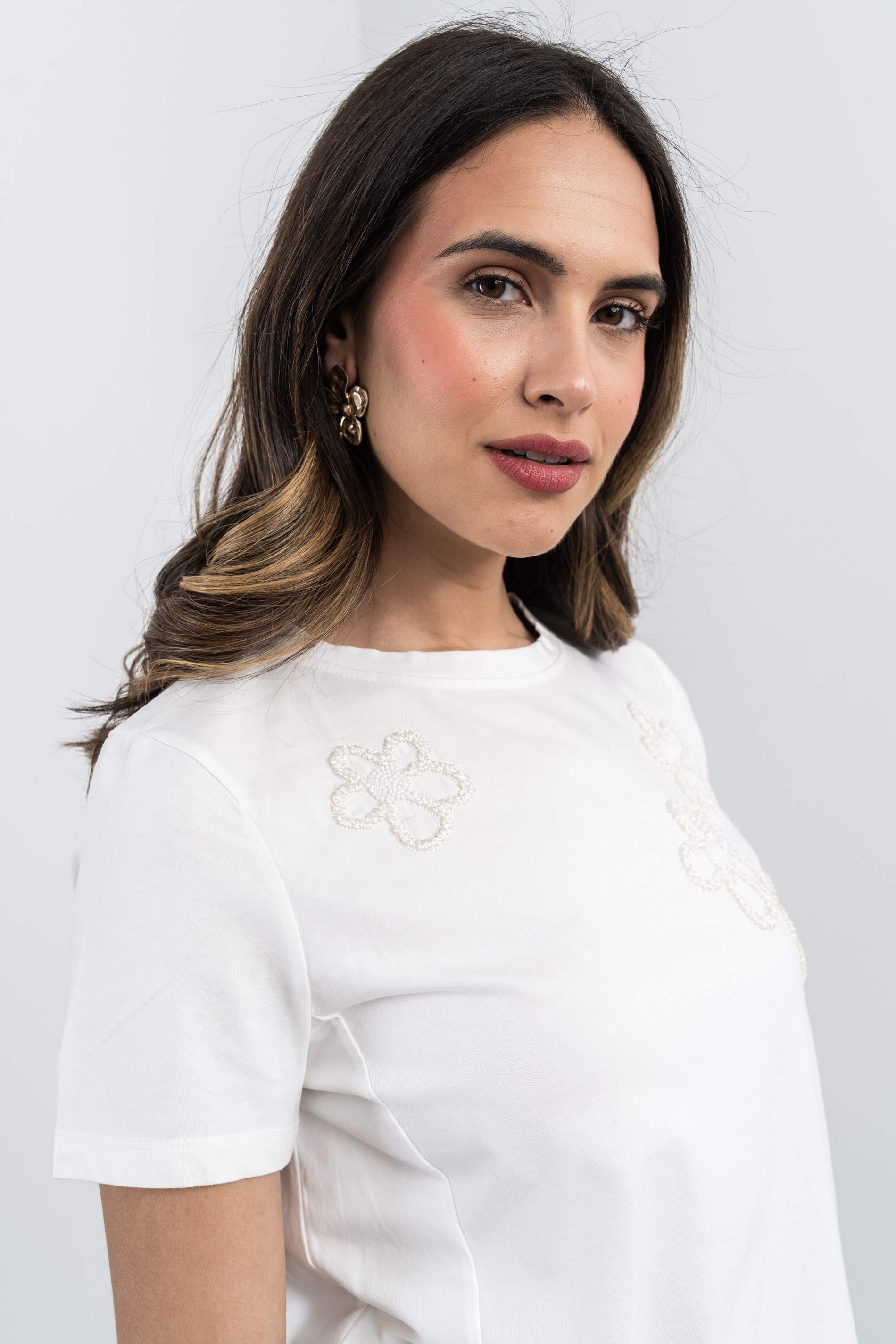 CAMISETA FLOR BOLITAS CRUDO
