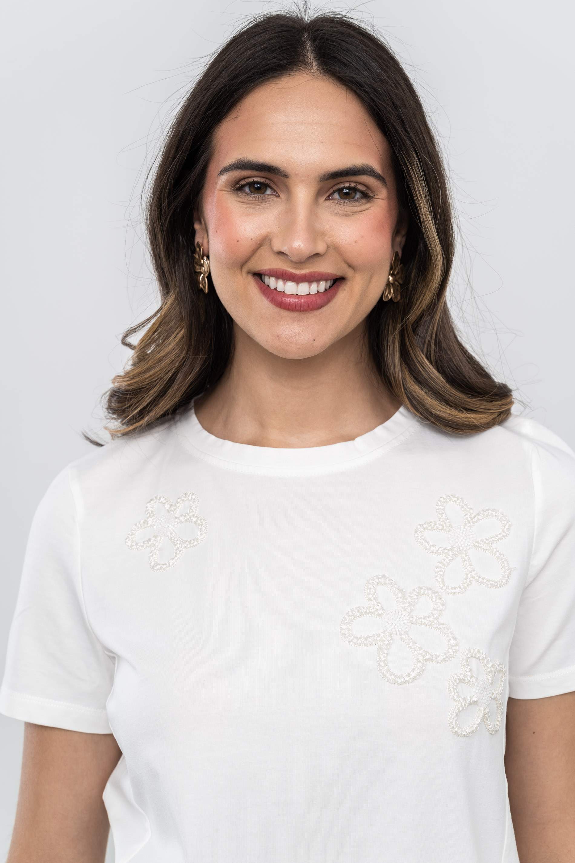 CAMISETA FLOR BOLITAS CRUDO