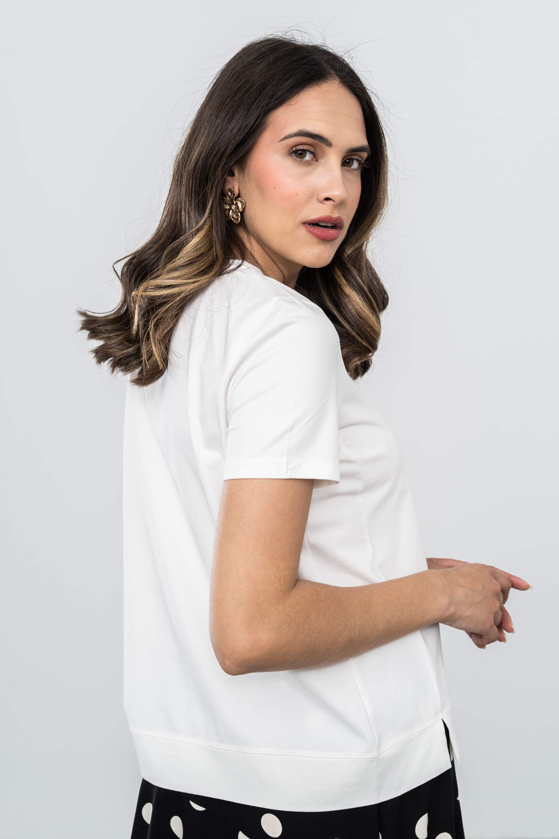 CAMISETA FLOR BOLITAS CRUDO