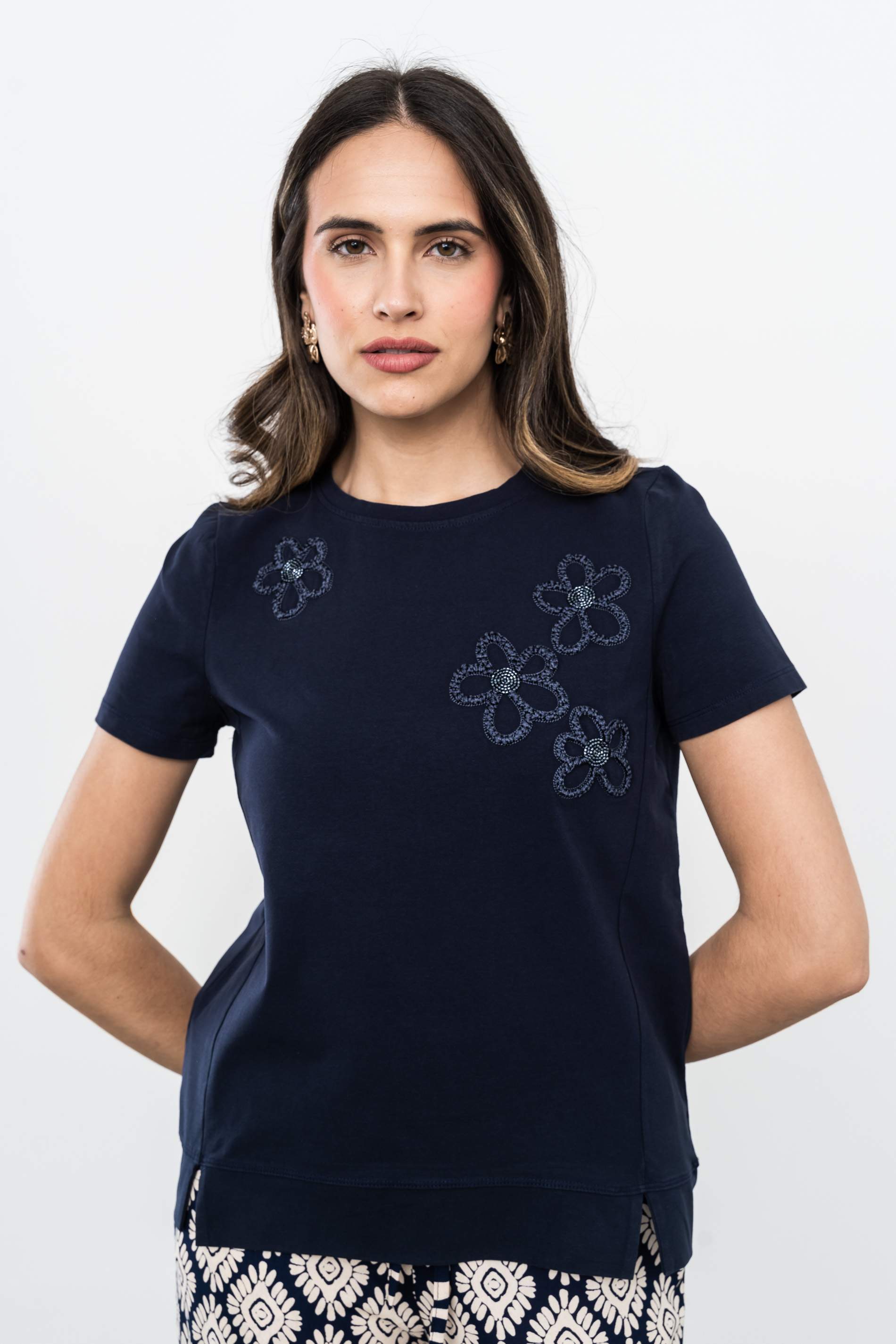 CAMISETA FLOR BOLITAS MARINO