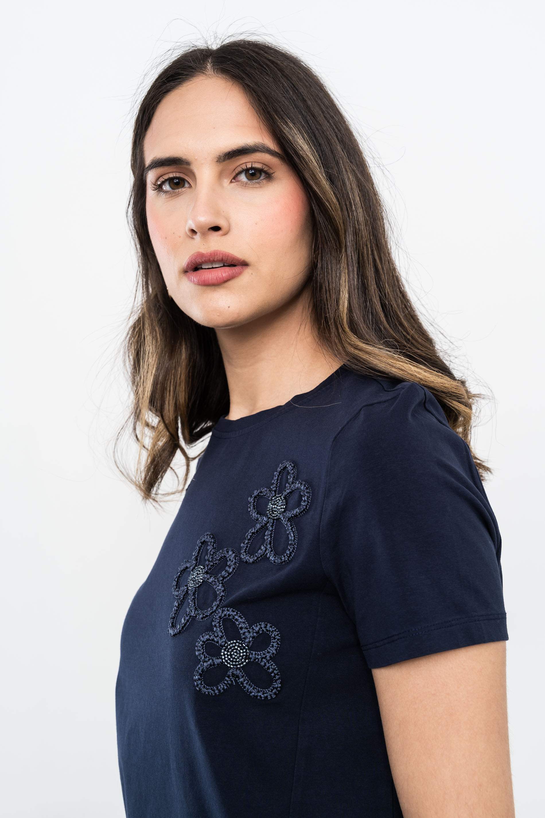 CAMISETA FLOR BOLITAS MARINO