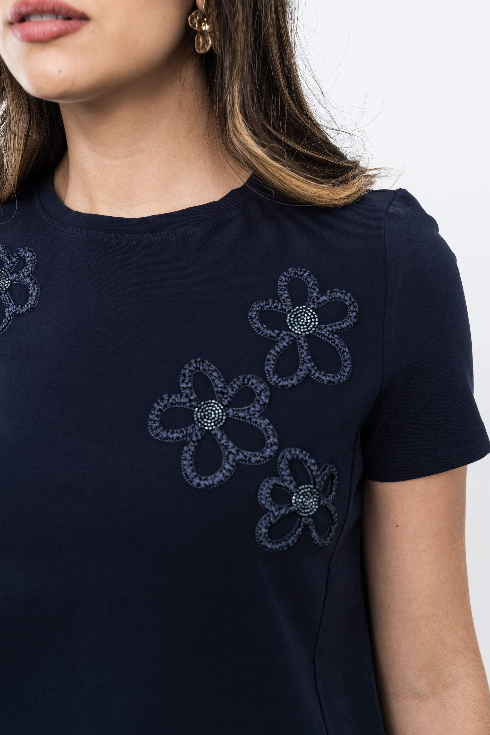 CAMISETA FLOR BOLITAS MARINO