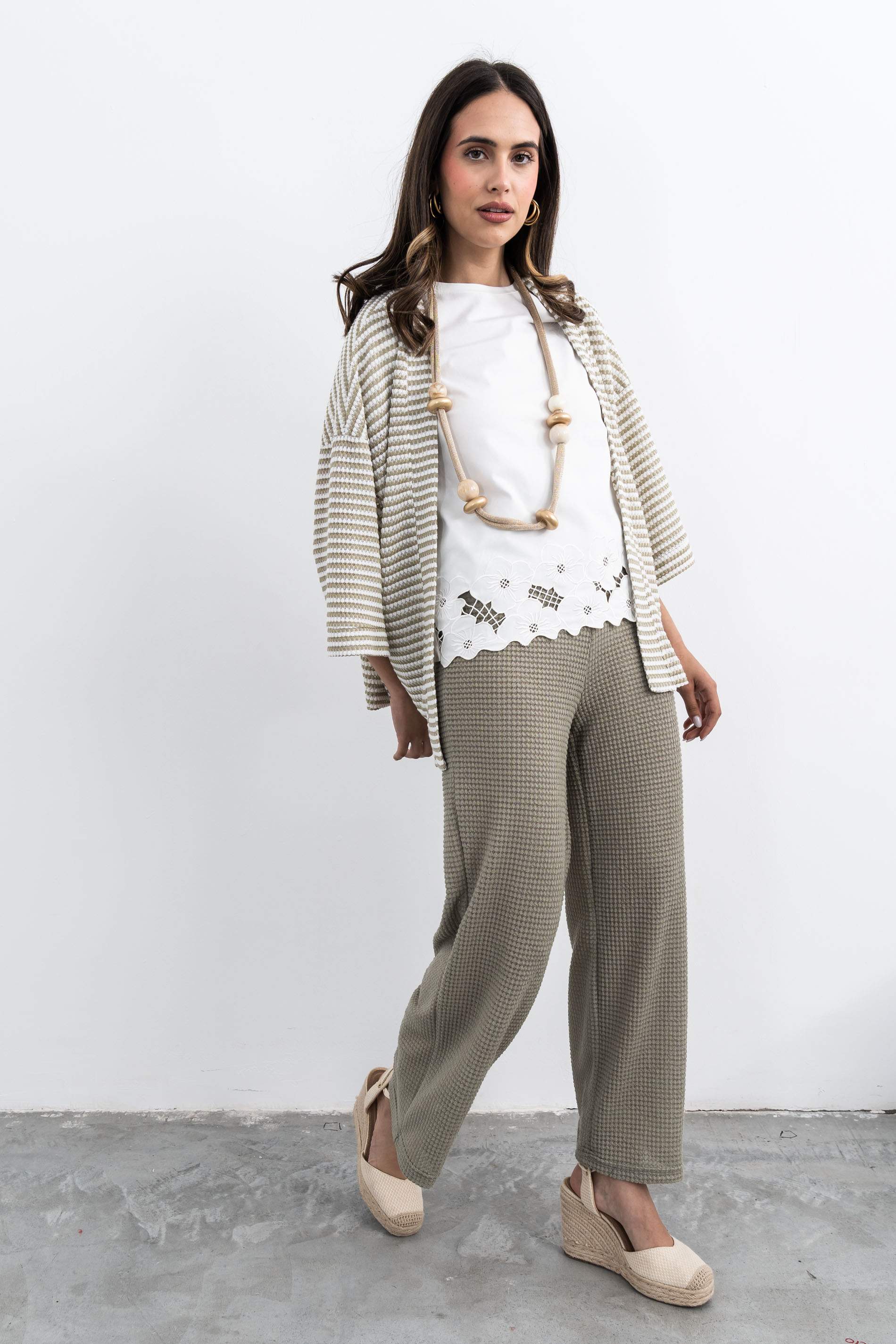 CAMISETA FLORES CALADAS CRUDO