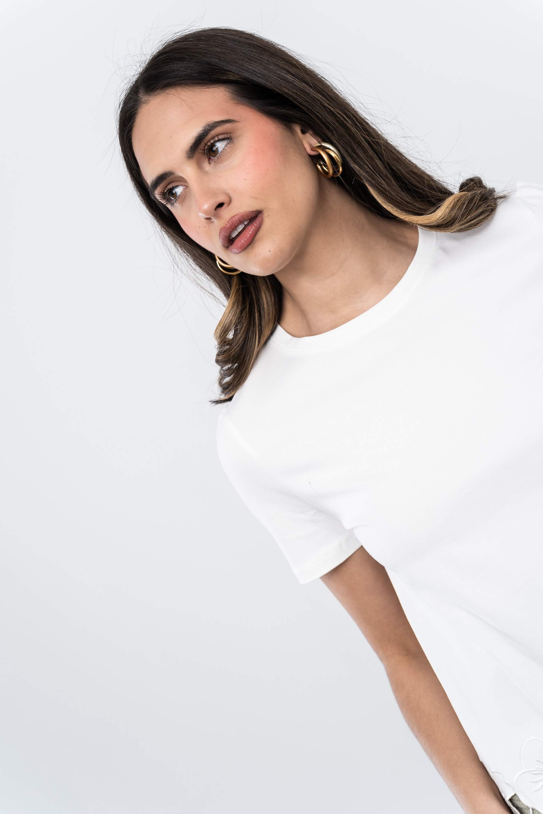 CAMISETA FLORES CALADAS CRUDO